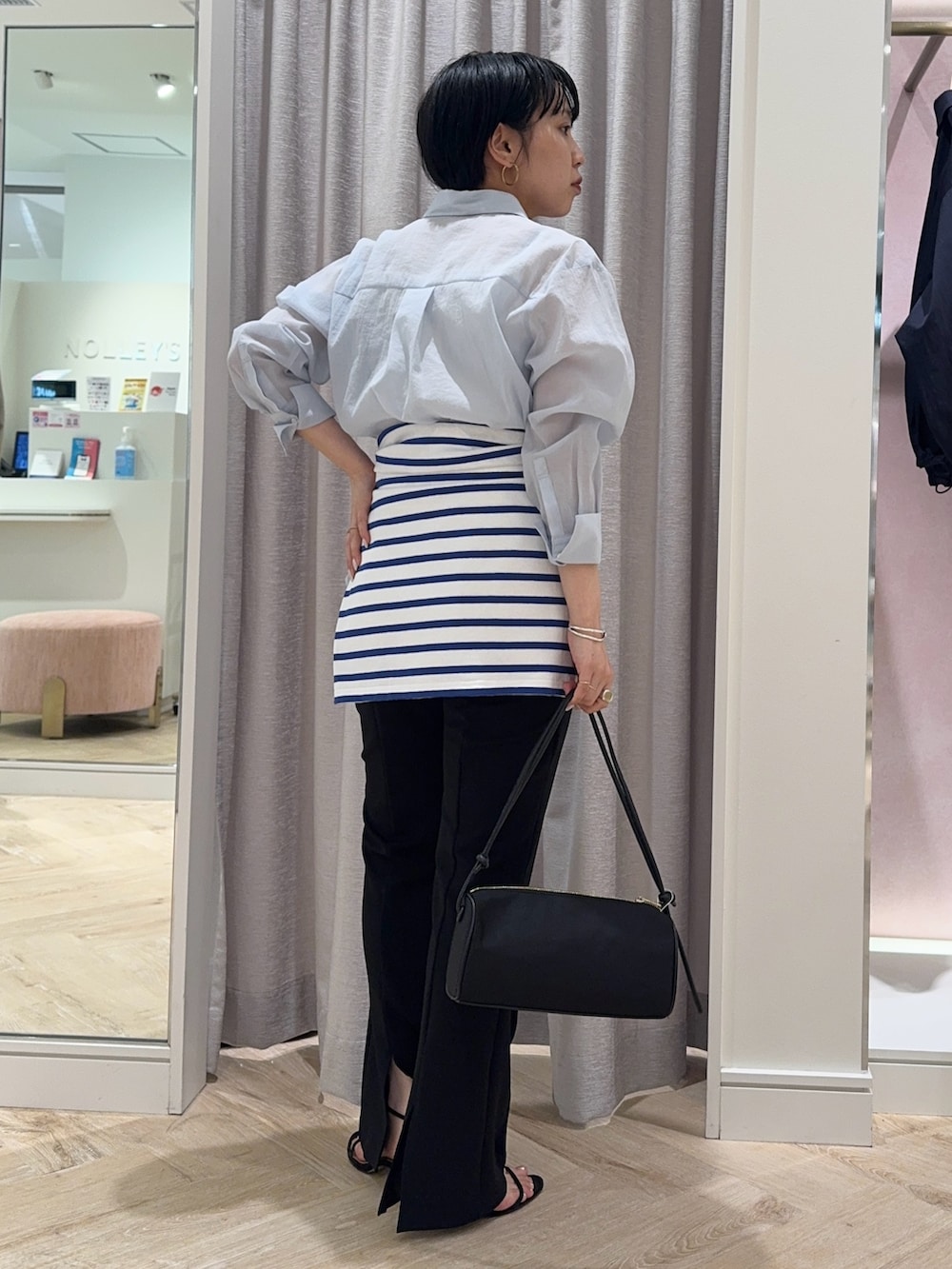 ブルー系のシャツ/ブラウス、ホワイト系のキャミソール、ブラック系のショルダーバッグを着用したレディースの春コーディネートの2枚目の写真