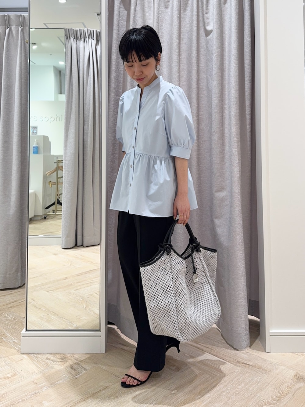 「ペプラム、ぺプラムトップス、ぺプラム、シンプル、シンプルコーデ、シンプルスタイル、きれいめ、キレイめ、オフィスカジュアル、オフィススタイル、ショートヘア、低身長、低身長コーデ、154cm、パンツ」｜「NOLLEY’S Sophiのペプラムシャツブラウス（シャツ/ブラウス、ブルー系）」を使った、nol takemoriさん（レディース・154cm）の春コーディネートの3枚目の写真