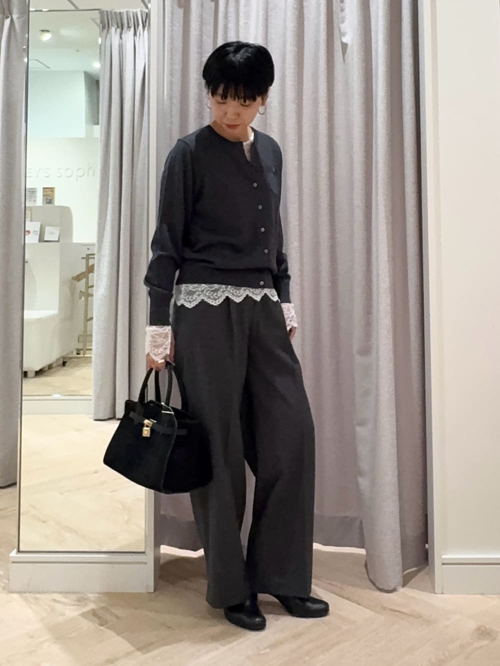 グレー系のカーディガン/ボレロ、ホワイト系のシャツ/ブラウス、グレー系のその他パンツを着用したレディースの秋コーディネートの3枚目の写真