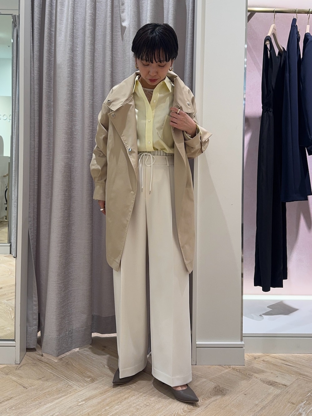 ベージュ系のその他アウター、イエロー系のシャツ/ブラウス、ホワイト系のシャツ/ブラウスを着用したレディースの冬コーディネートの4枚目の写真