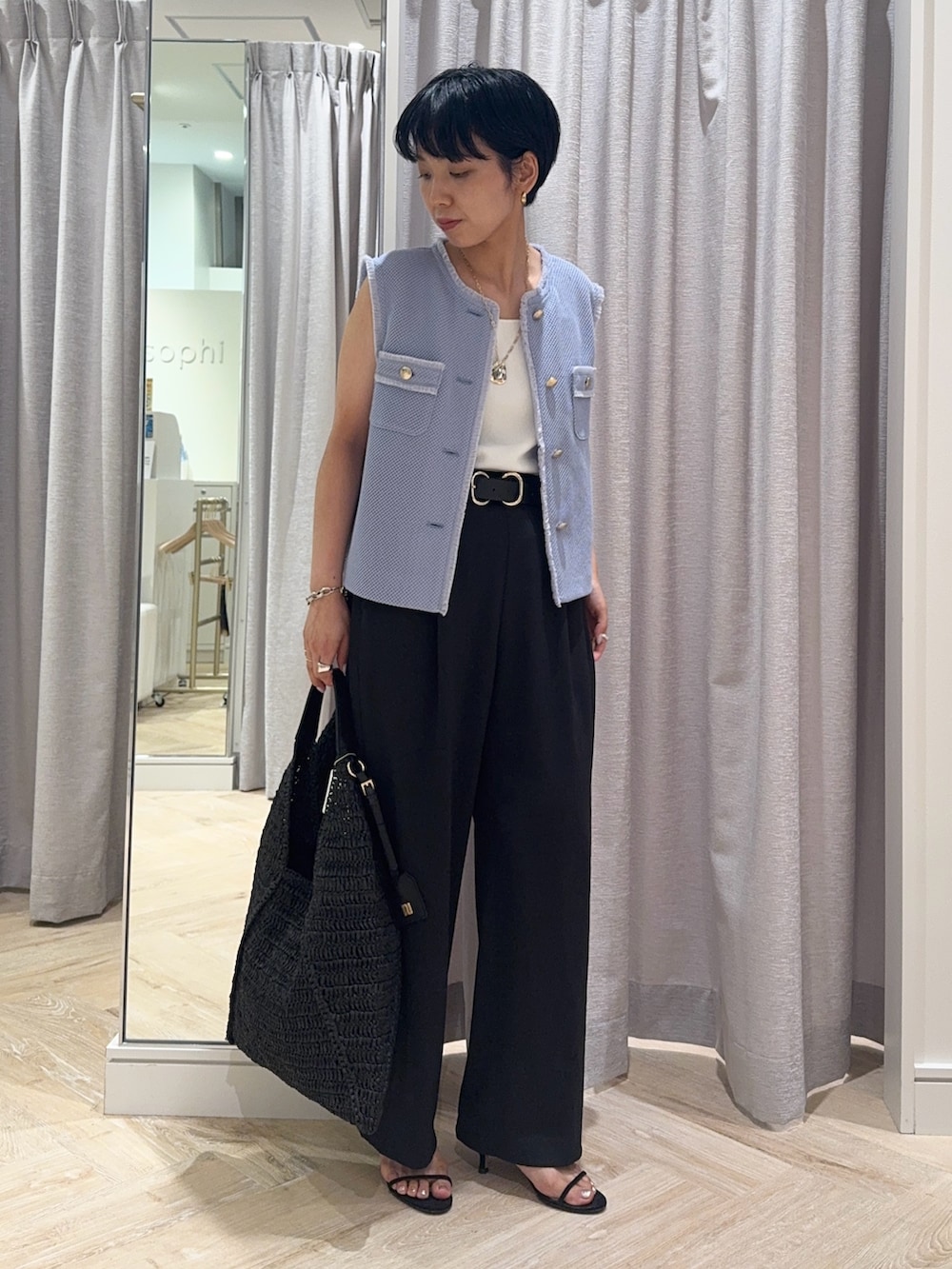 「ベスト、ベストコーデ、パンツ、パンツスタイル、パンツコーデ、シンプルコーデ、シンプル、シンプルスタイル、ブルー、ブルーコーデ、低身長、低身長コーデ、154cm、ショートヘア、ジレ」|「NOLLEY’S Sophiの《手洗い可能》総針ニットキャミソール(キャミソール、ホワイト系)」を使った、nol takemoriさん(骨格ウェーブ・レディース・154cm)の夏コーディネートの4枚目の写真
