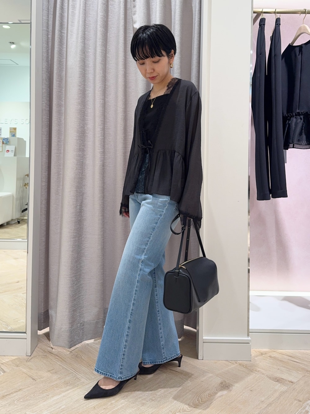 ブラック系のシャツ/ブラウス、ブラック系のキャミソール、ブルー系のデニムパンツを着用したレディースの冬コーディネートの2枚目の写真