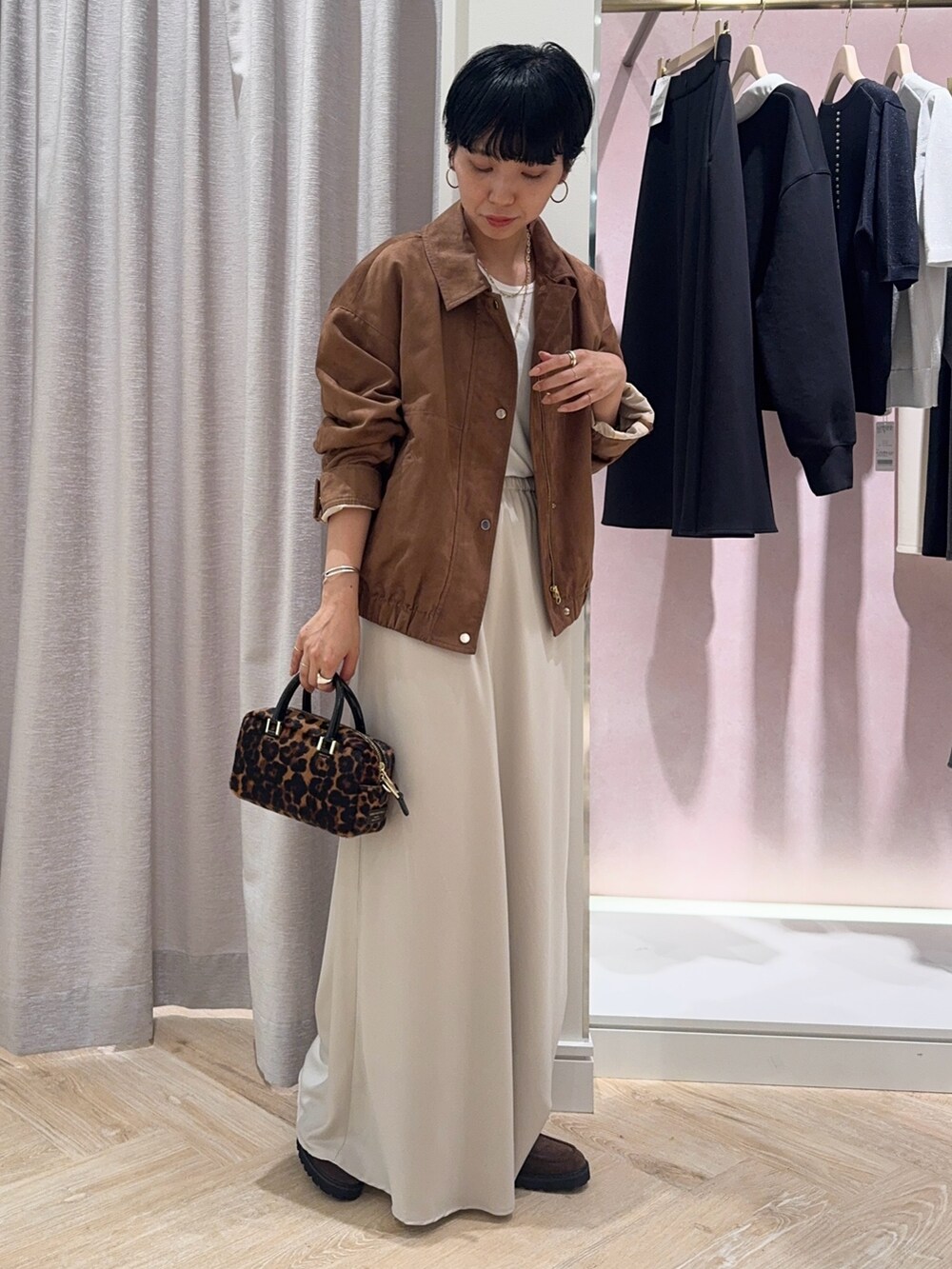 ホワイト系のTシャツ/カットソー、イエロー系のブルゾン、その他のボストンバッグを着用したレディースの秋コーディネートの4枚目の写真