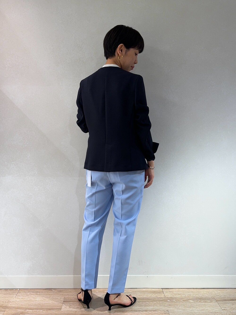 ブルー系のノーカラージャケット、シルバー系のニット/セーター、ブルー系のその他パンツを着用したレディースの春コーディネートの2枚目の写真