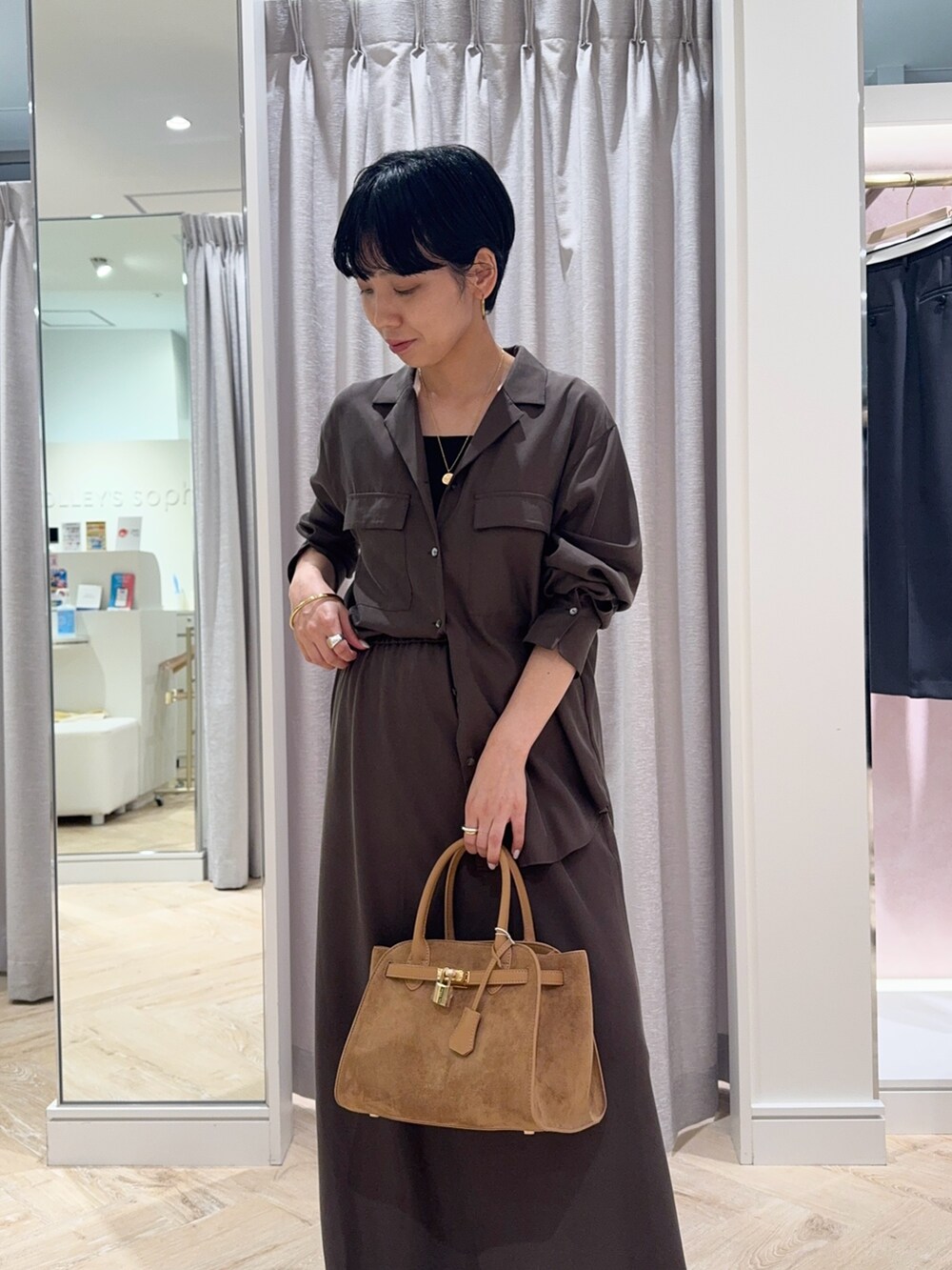 ブラウン系のシャツ/ブラウス、ブラック系のキャミソール、イエロー系のトートバッグを着用したレディースの秋コーディネートの4枚目の写真