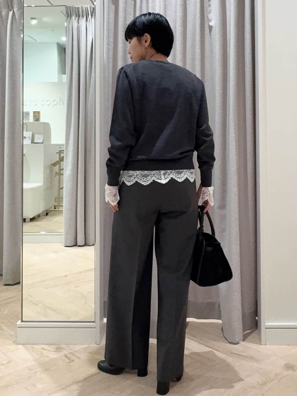 グレー系のカーディガン/ボレロ、ホワイト系のシャツ/ブラウス、グレー系のその他パンツを着用したレディースの秋コーディネートの5枚目の写真