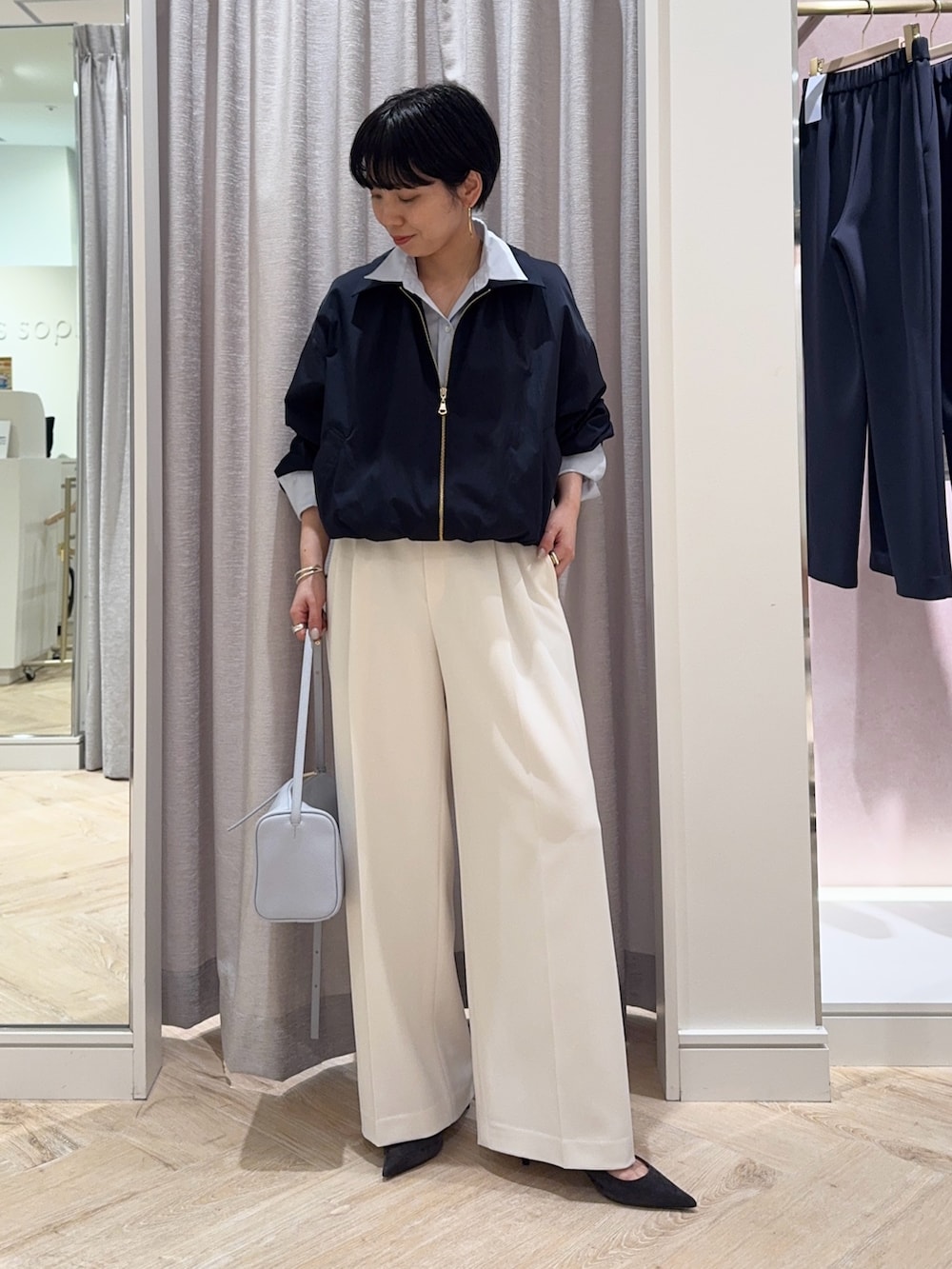 ブルー系のシャツ/ブラウス、ブルー系のブルゾン、ブルー系のショルダーバッグを着用したレディースの冬コーディネートの4枚目の写真