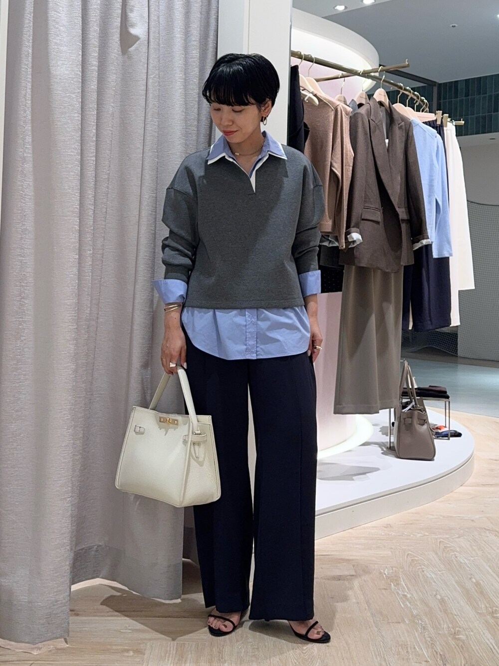 ホワイト系のショルダーバッグ、ブルー系のその他パンツ、ブルー系のシャツ/ブラウスを着用したレディースの秋コーディネートの4枚目の写真