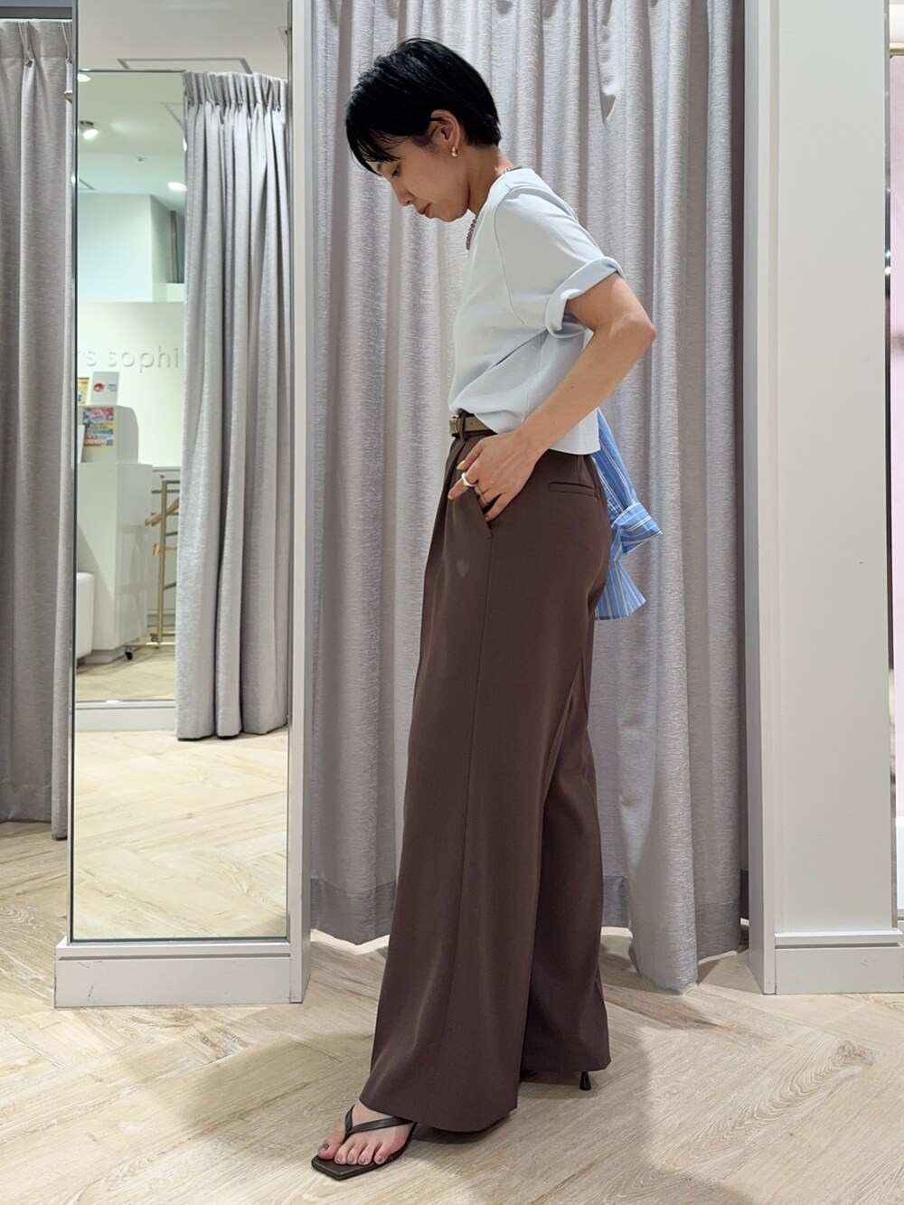 ブラウン系のその他パンツ、ブルー系のTシャツ/カットソー、ホワイト系のショルダーバッグを着用したレディースの春コーディネートの4枚目の写真