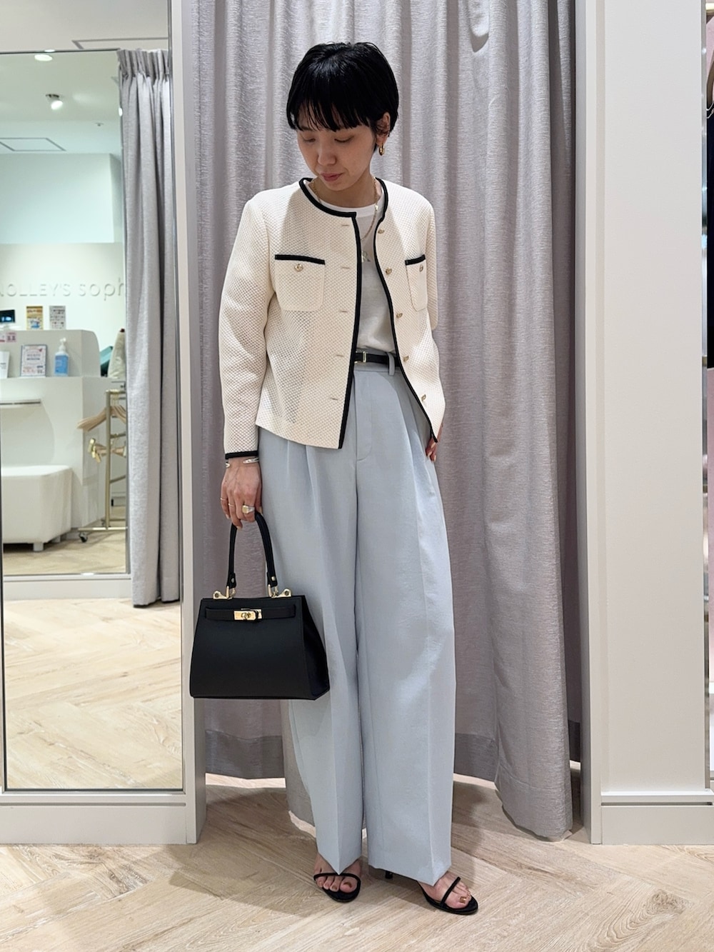 「ジャケットスタイル、ジャケット、ジャケットコーデ、きれいめ、きれいめカジュアル、キレイめ、大人、大人カジュアル、通勤、通勤コーデ、通勤スタイル、オフィスカジュアル、オフィススタイル、低身長、低身長コーデ」｜「NOLLEY’Sの【grace grace/グラスグラス】グラス＆ネックレスチェーン（ネックレス、ゴールド系）」を使った、nol takemoriさん（レディース・154cm）の春コーディネートの4枚目の写真