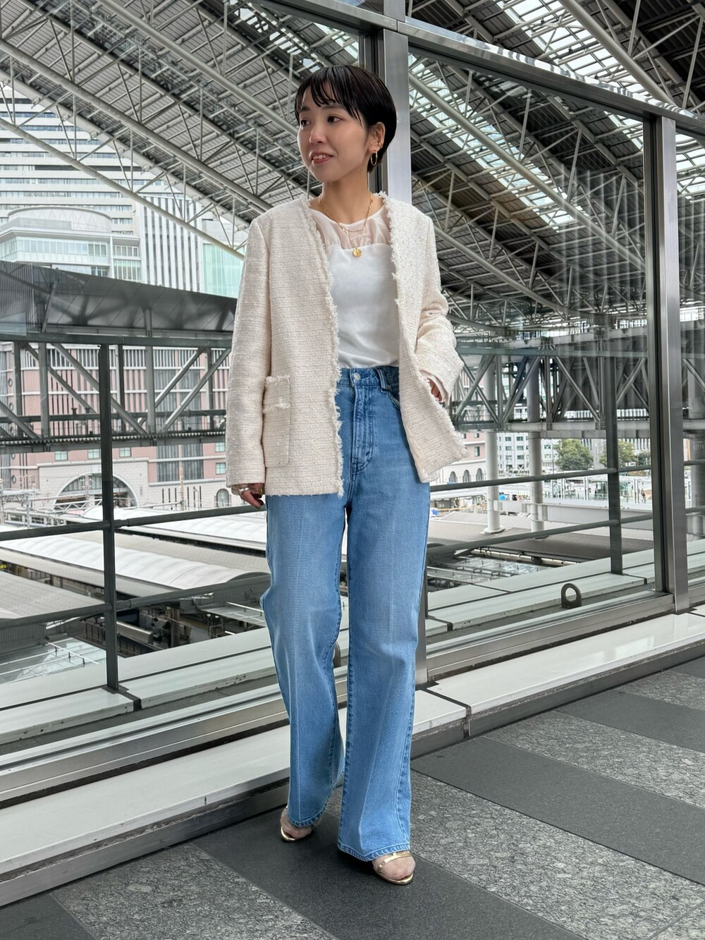 「大人カジュアル、カジュアルコーデ、カジュアル、デニム、デニムコーデ、きれいめカジュアル、ツイード、ツイードジャケット、シアートップス、骨格ウェーブ、低身長、低身長コーデ、154cm、154cmコーデ」｜「NOLLEY’Sのレイヤードシアーカットソー（Tシャツ/カットソー、ホワイト系）」を使った、nol takemoriさん（レディース・154cm）の冬コーディネートの5枚目の写真