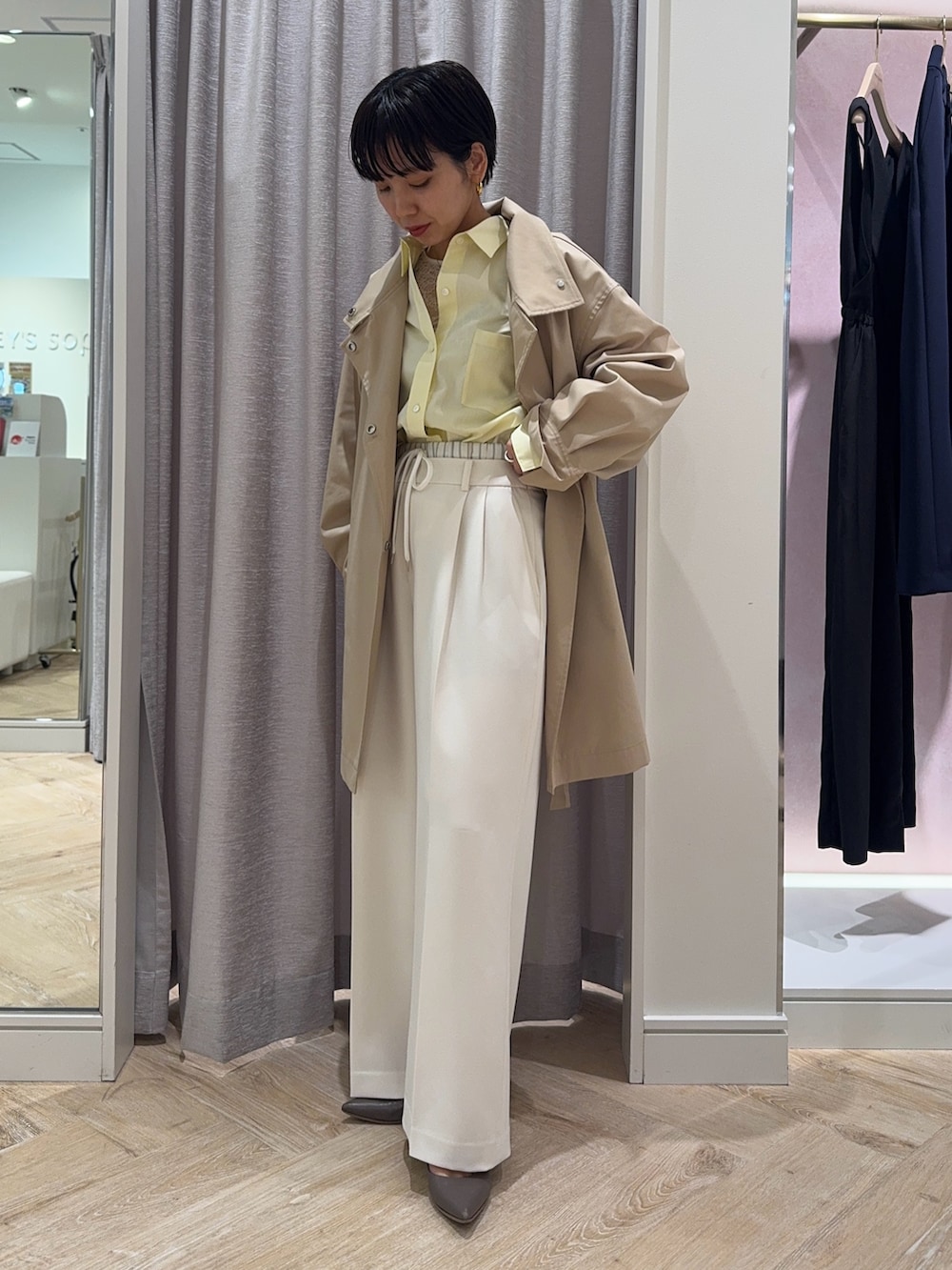 ベージュ系のその他アウター、イエロー系のシャツ/ブラウス、ホワイト系のシャツ/ブラウスを着用したレディースの冬コーディネートの3枚目の写真