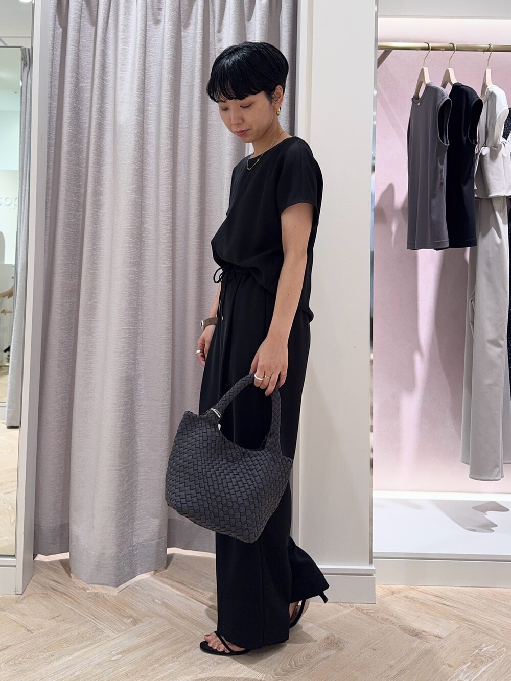 ブラック系のシャツ/ブラウス、グレー系のショルダーバッグ、ブラック系のその他パンツを着用したレディースの夏コーディネートの2枚目の写真