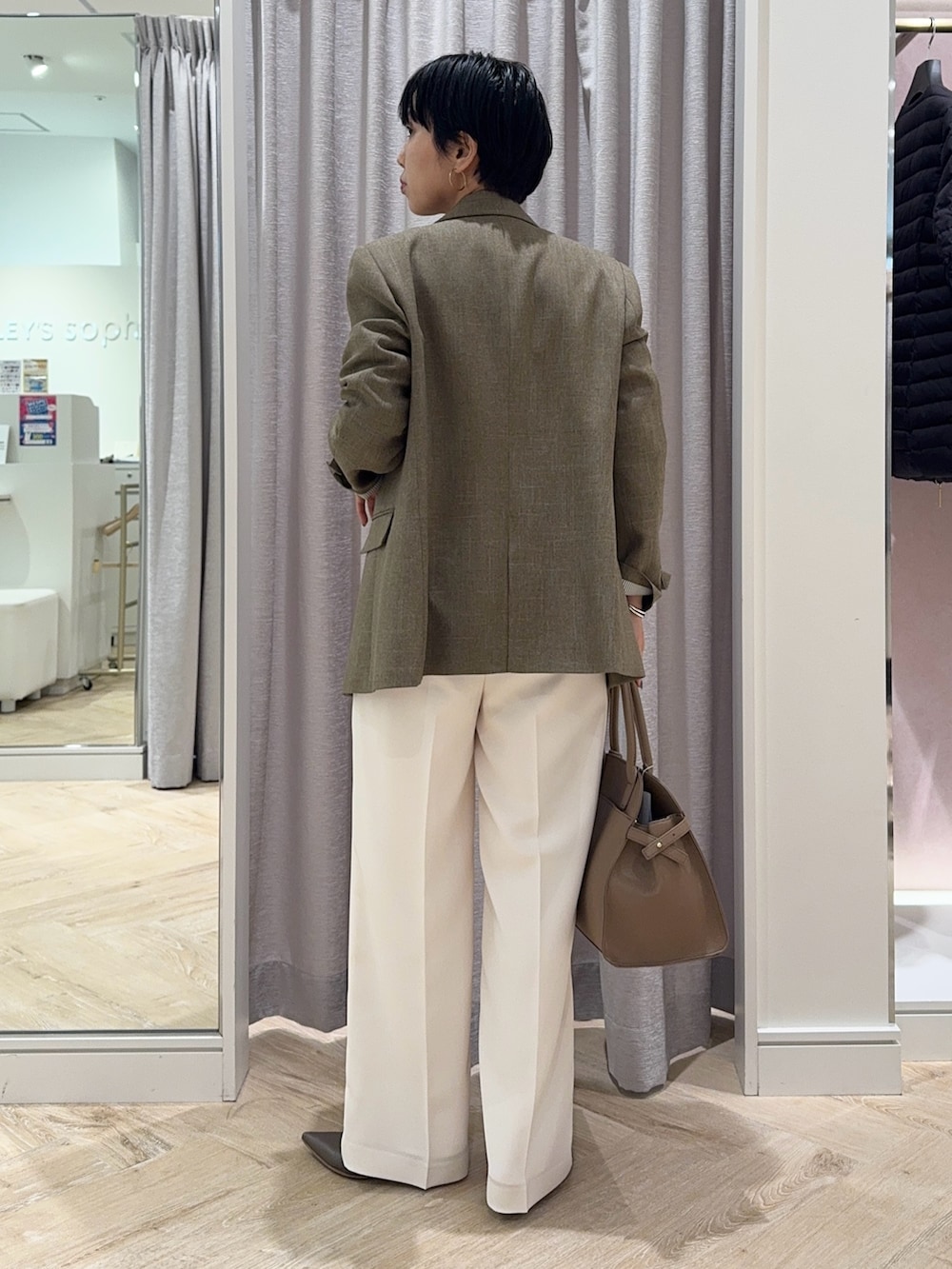 ホワイト系のその他パンツ、ベージュ系のショルダーバッグ、イエロー系のニット/セーターを着用したレディースの秋コーディネートの4枚目の写真