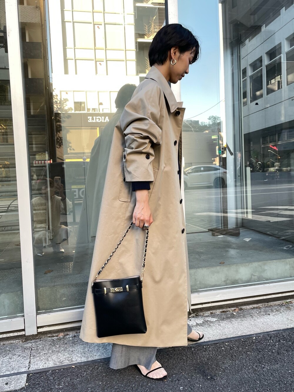 「アウター、アウターコーデ、コート、ステンカラーコート、ベージュ、ロゴニット、パンツスタイル、パンツコーデ、大人カジュアル、きれいめカジュアル、低身長、低身長コーデ、154cm」｜「NOLLEY’Sの◇【WEB限定】ロゴインターシャ2WAYクルーネックカーディガン（カーディガン/ボレロ、ブルー系）」を使った、nol takemoriさん（レディース・154cm）の秋コーディネートの2枚目の写真