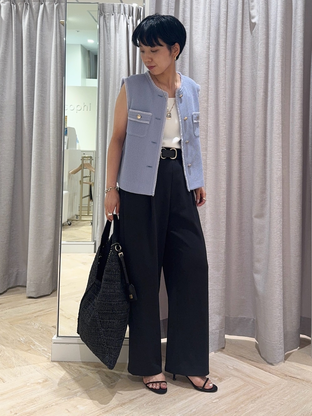 「ベスト、ベストコーデ、パンツ、パンツスタイル、パンツコーデ、シンプルコーデ、シンプル、シンプルスタイル、ブルー、ブルーコーデ、低身長、低身長コーデ、154cm、ショートヘア、ジレ」|「NOLLEY’S Sophiの《手洗い可能》総針ニットキャミソール(キャミソール、ホワイト系)」を使った、nol takemoriさん(骨格ウェーブ・レディース・154cm)の夏コーディネートの3枚目の写真