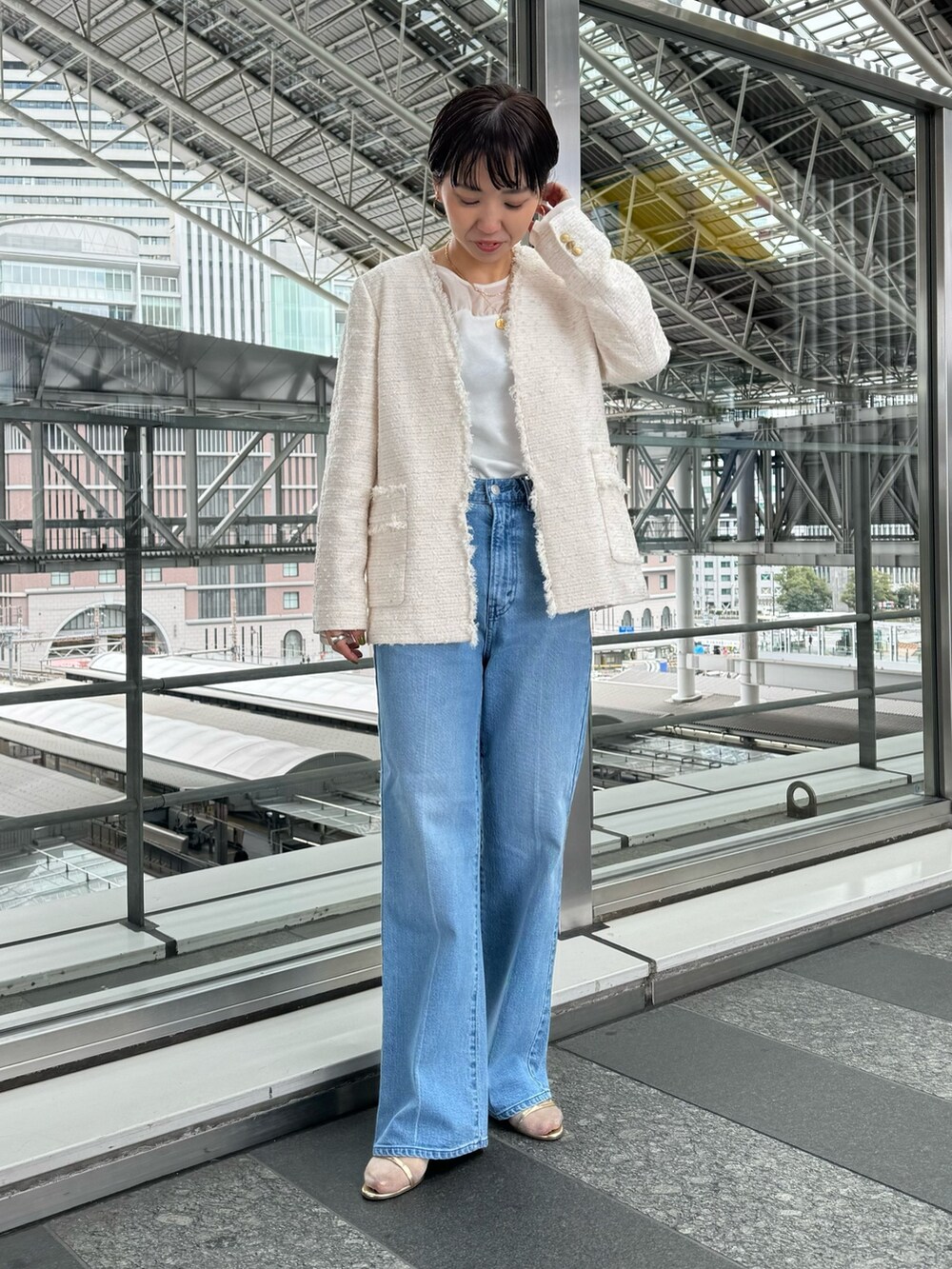 「大人カジュアル、カジュアルコーデ、カジュアル、デニム、デニムコーデ、きれいめカジュアル、ツイード、ツイードジャケット、シアートップス、骨格ウェーブ、低身長、低身長コーデ、154cm、154cmコーデ」｜「NOLLEY’Sのレイヤードシアーカットソー（Tシャツ/カットソー、ホワイト系）」を使った、nol takemoriさん（レディース・154cm）の冬コーディネートの4枚目の写真