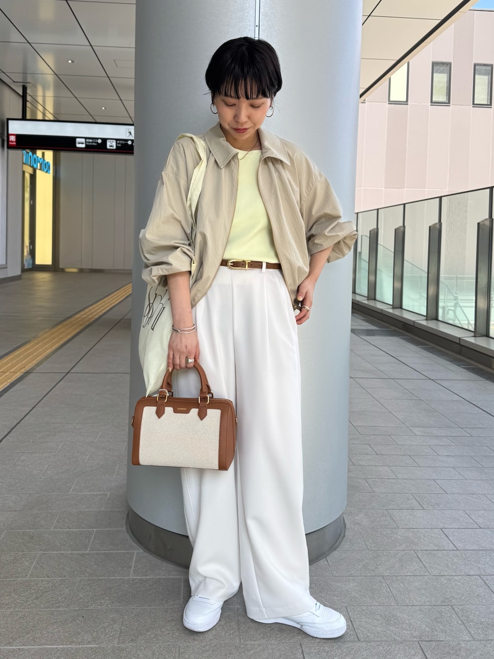 ベージュ系のニット/セーター、ベージュ系のブルゾン、ブラウン系のボストンバッグを着用したレディースの春コーディネートの10枚目の写真