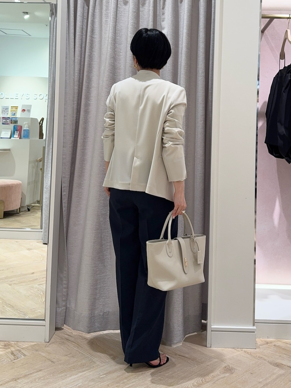 ホワイト系のシャツ/ブラウス、ベージュ系のノーカラージャケット、ブルー系のその他パンツを着用したレディースの春コーディネートの3枚目の写真