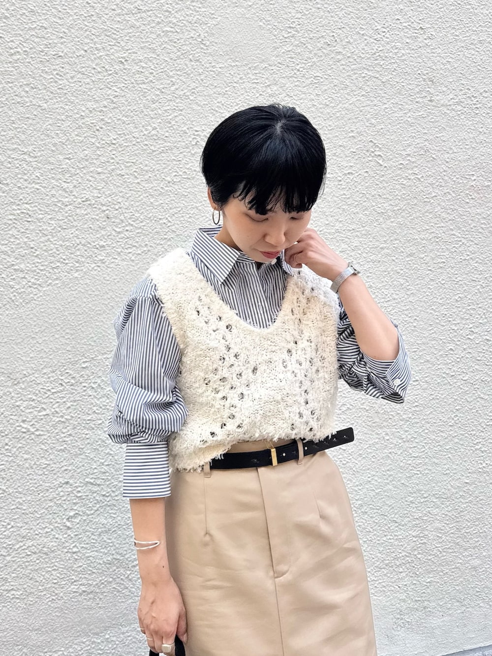 ブルー系のシャツ/ブラウス、ホワイト系のベスト、ベージュ系のスカートを着用したレディースの秋コーディネートの7枚目の写真