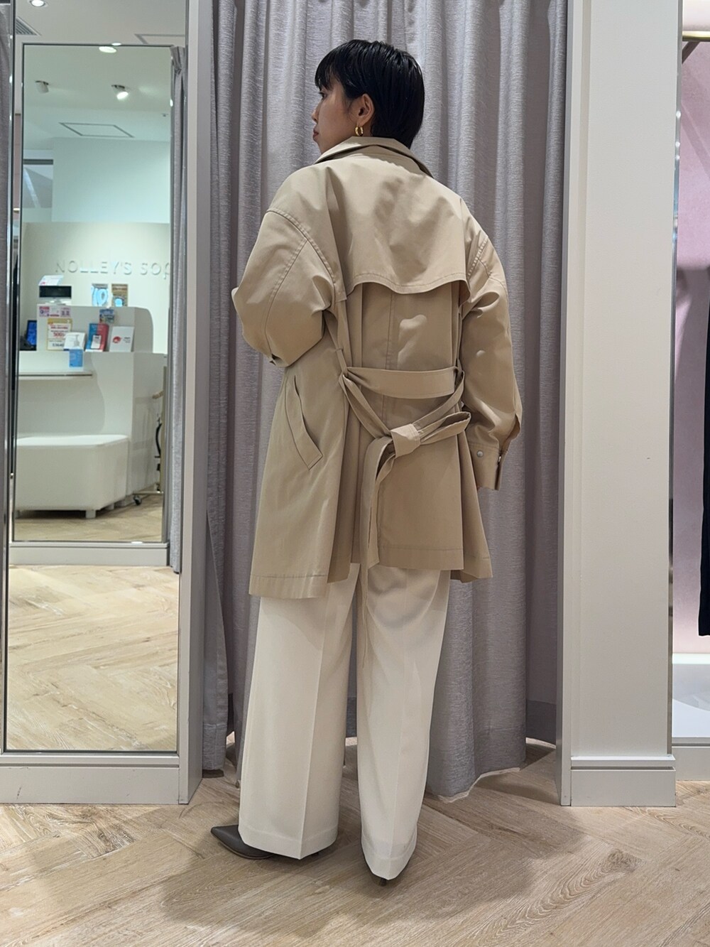 ベージュ系のその他アウター、イエロー系のシャツ/ブラウス、ホワイト系のシャツ/ブラウスを着用したレディースの冬コーディネートの2枚目の写真