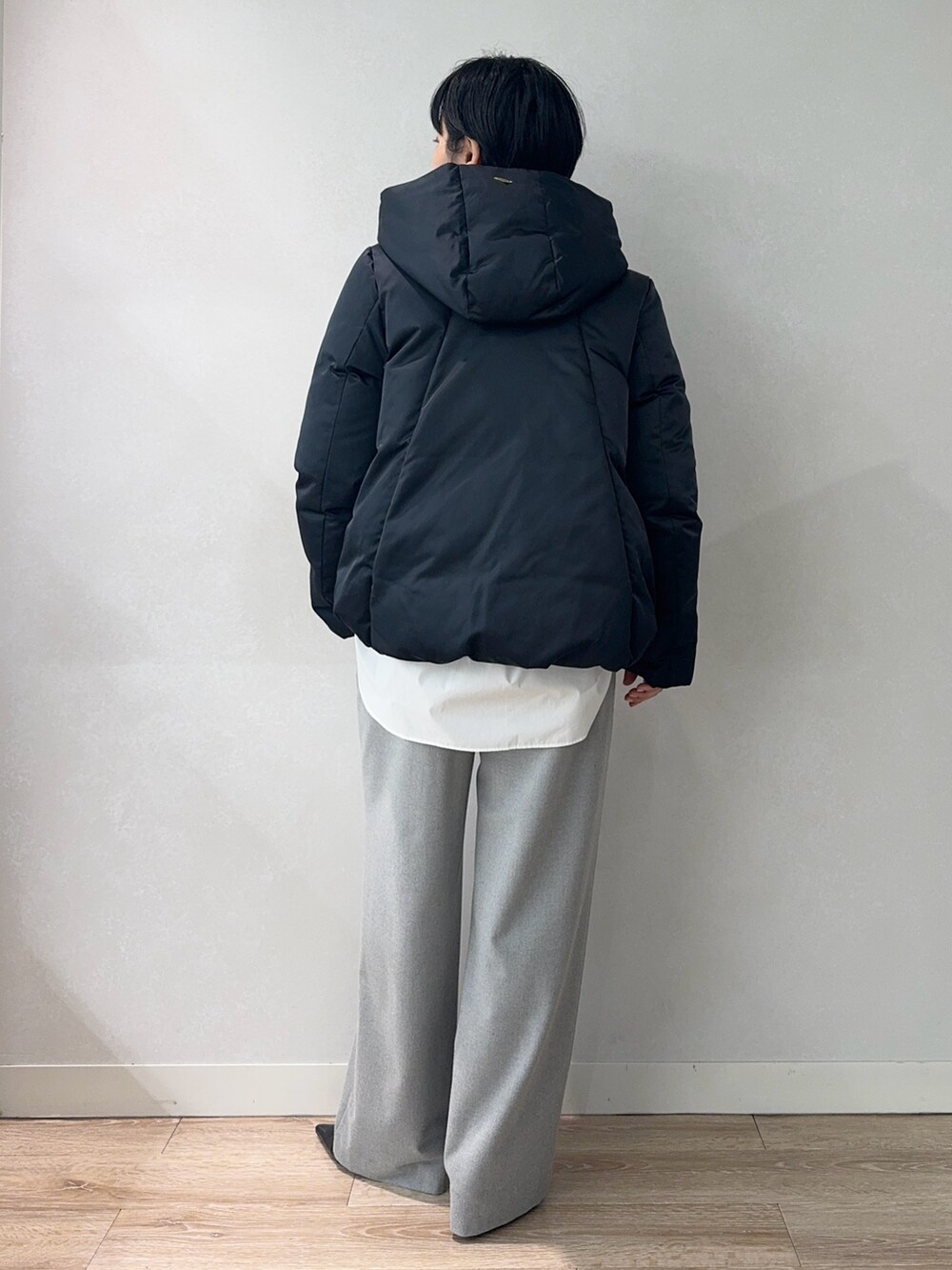 ベージュ系のニット/セーター、ホワイト系のシャツ/ブラウス、ブルー系のダウンジャケット/コートを着用したレディースの冬コーディネートの3枚目の写真