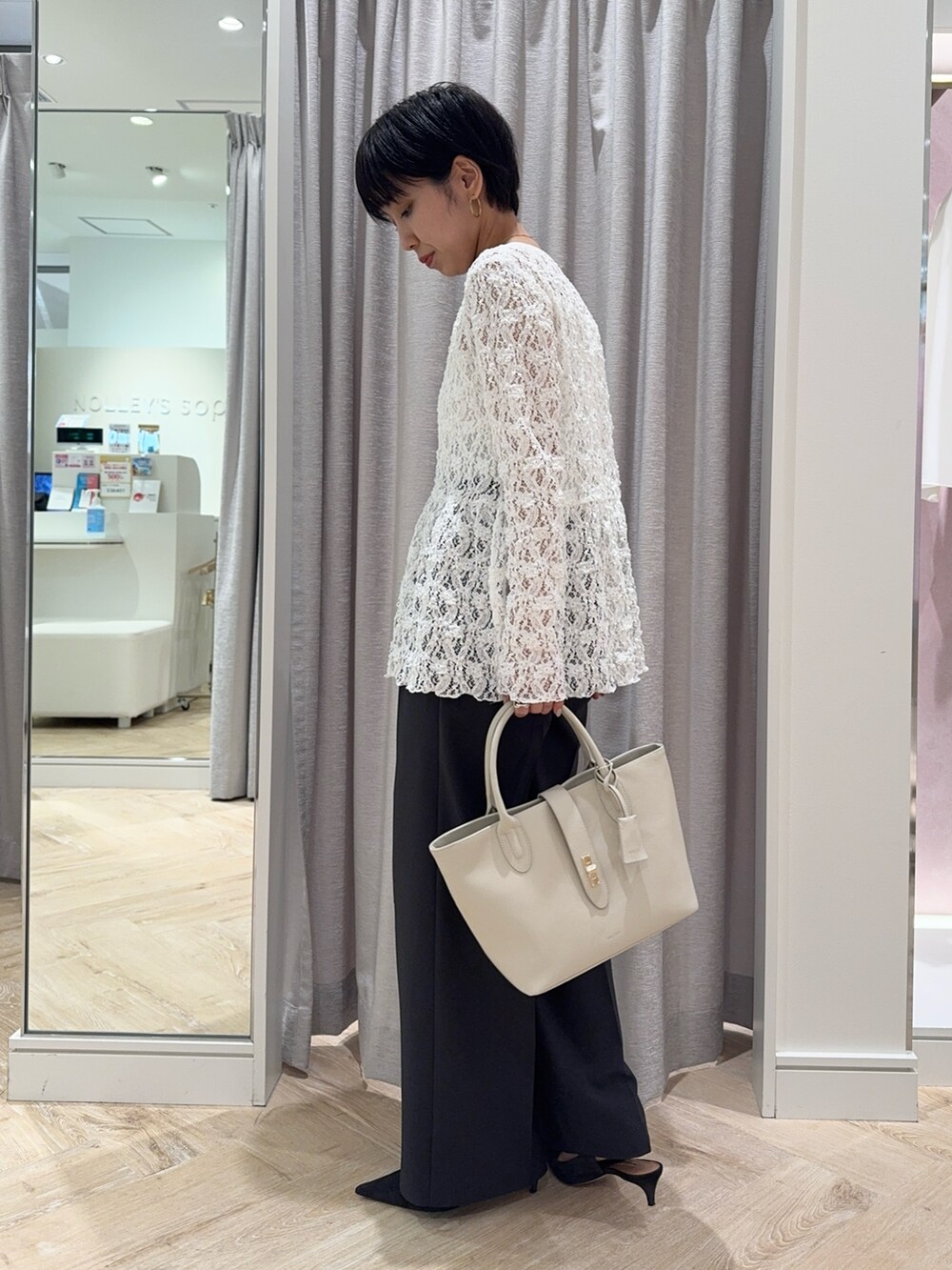 グレー系のその他パンツ、ベージュ系のトートバッグ、ホワイト系のシャツ/ブラウスを着用したレディースの冬コーディネートの2枚目の写真