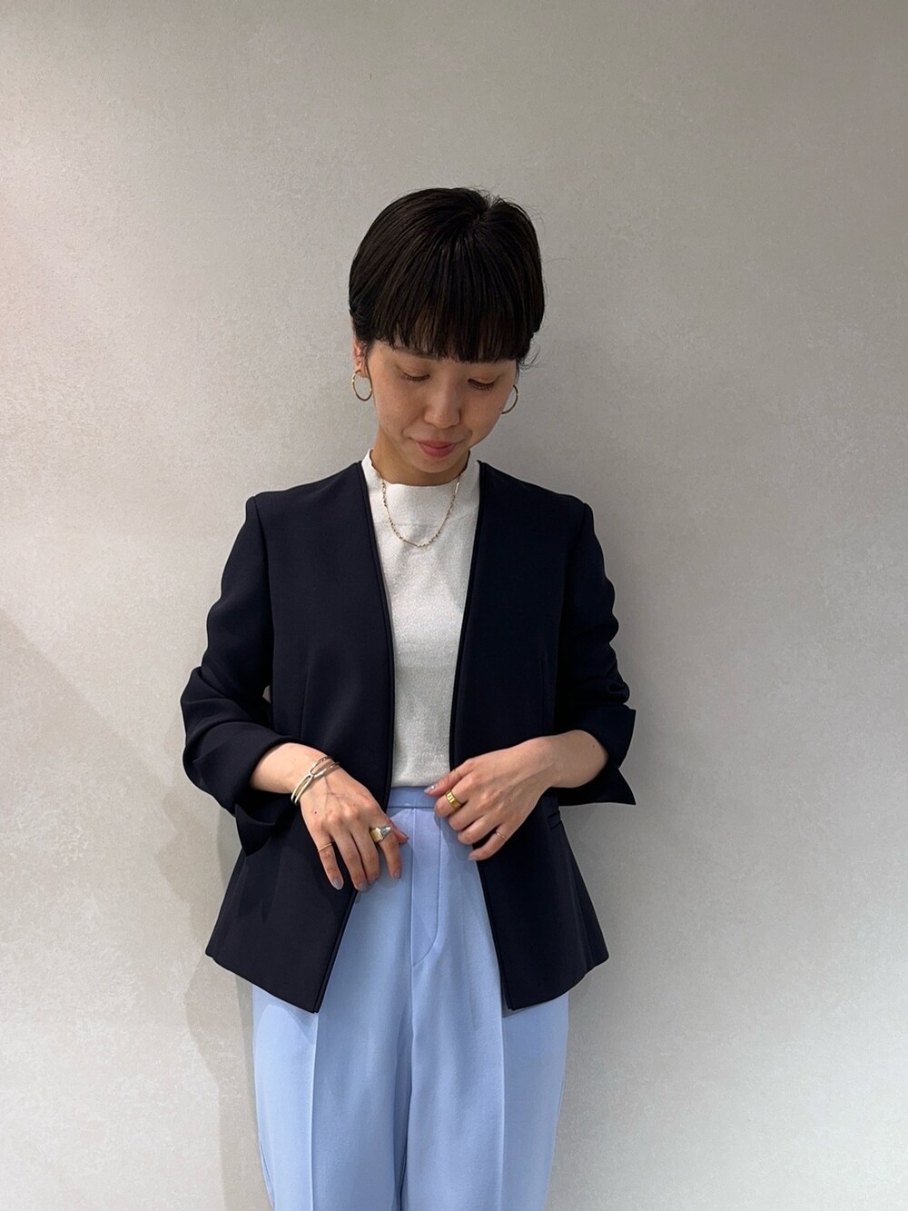 ブルー系のノーカラージャケット、シルバー系のニット/セーター、ブルー系のその他パンツを着用したレディースの春コーディネートの4枚目の写真