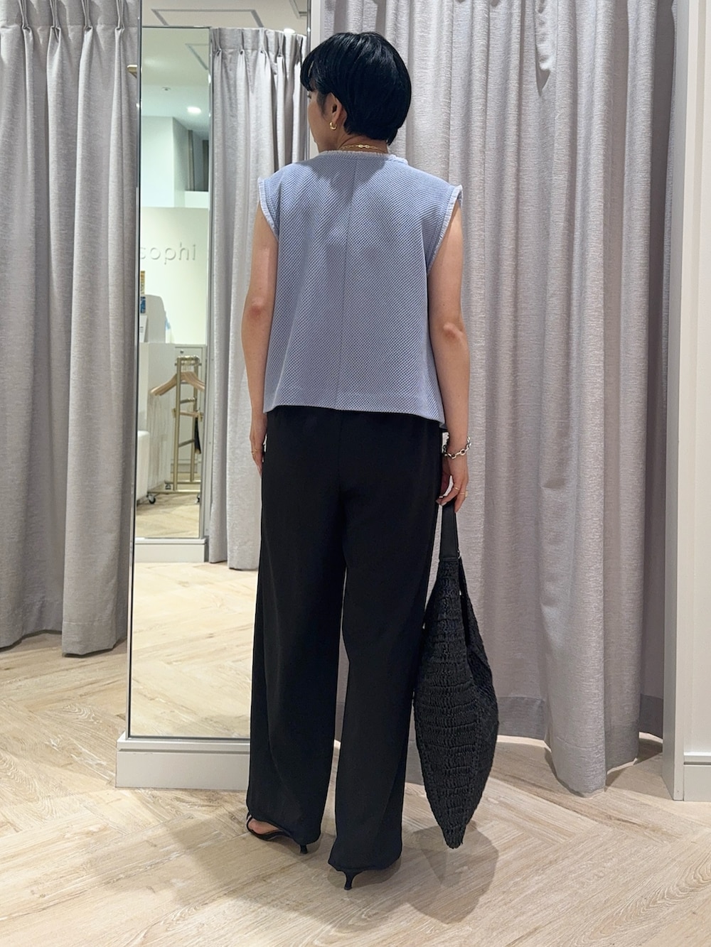 「ベスト、ベストコーデ、パンツ、パンツスタイル、パンツコーデ、シンプルコーデ、シンプル、シンプルスタイル、ブルー、ブルーコーデ、低身長、低身長コーデ、154cm、ショートヘア、ジレ」|「NOLLEY’S Sophiの《手洗い可能》総針ニットキャミソール(キャミソール、ホワイト系)」を使った、nol takemoriさん(骨格ウェーブ・レディース・154cm)の夏コーディネートの2枚目の写真