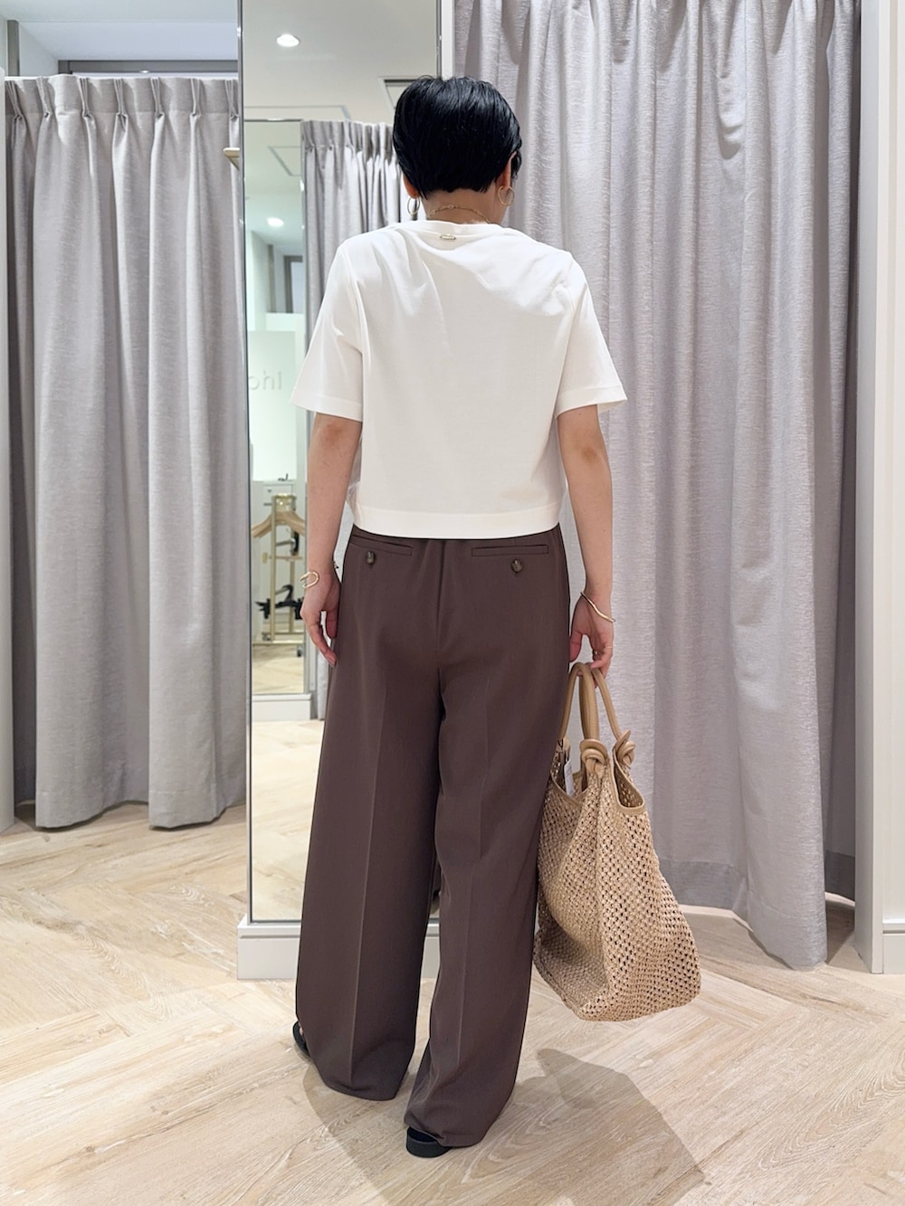 「ブラウン、ブラウンコーデ、パンツ、パンツスタイル、パンツコーデ、シンプル、シンプルコーデ、シンプルスタイル、ショートヘア、低身長、低身長コーデ、154cm、ショート丈、ショート丈トップス、ワイドパンツ」｜「NOLLEY’S SophiのW&W ショート丈Tシャツ（Tシャツ/カットソー、ホワイト系）」を使った、nol takemoriさん（レディース・154cm）の春コーディネートの2枚目の写真
