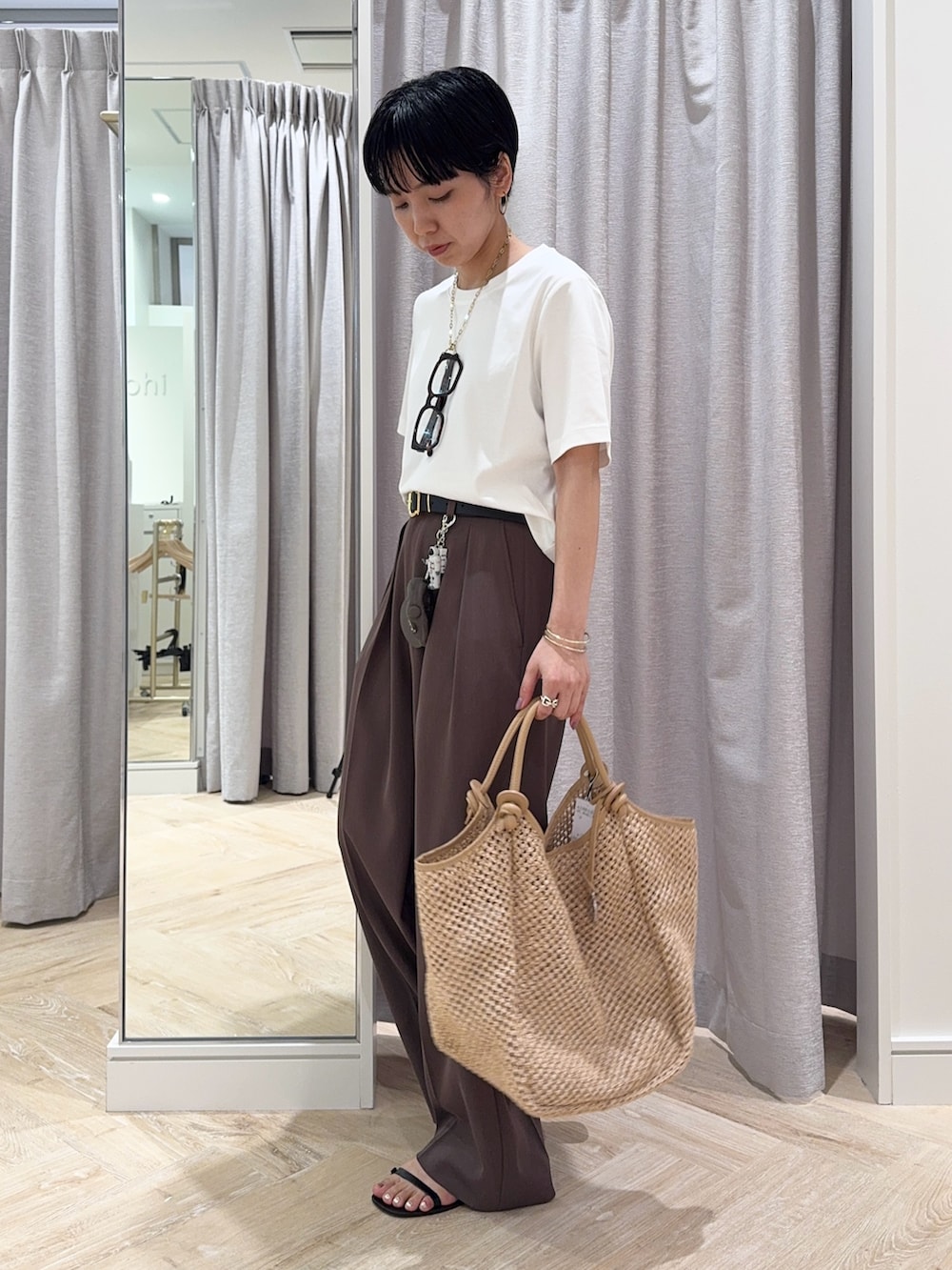 「ブラウン、ブラウンコーデ、パンツ、パンツスタイル、パンツコーデ、シンプル、シンプルコーデ、シンプルスタイル、ショートヘア、低身長、低身長コーデ、154cm、ショート丈、ショート丈トップス、ワイドパンツ」｜「NOLLEY’S SophiのW&W ショート丈Tシャツ（Tシャツ/カットソー、ホワイト系）」を使った、nol takemoriさん（レディース・154cm）の春コーディネートの3枚目の写真