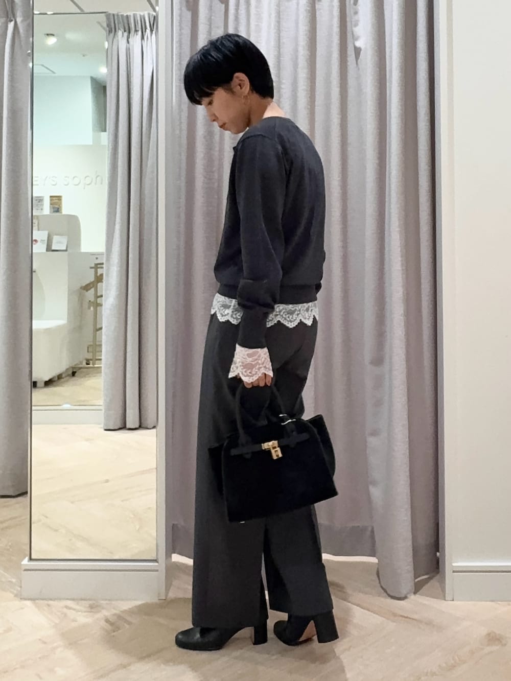 グレー系のカーディガン/ボレロ、ホワイト系のシャツ/ブラウス、グレー系のその他パンツを着用したレディースの秋コーディネートの2枚目の写真