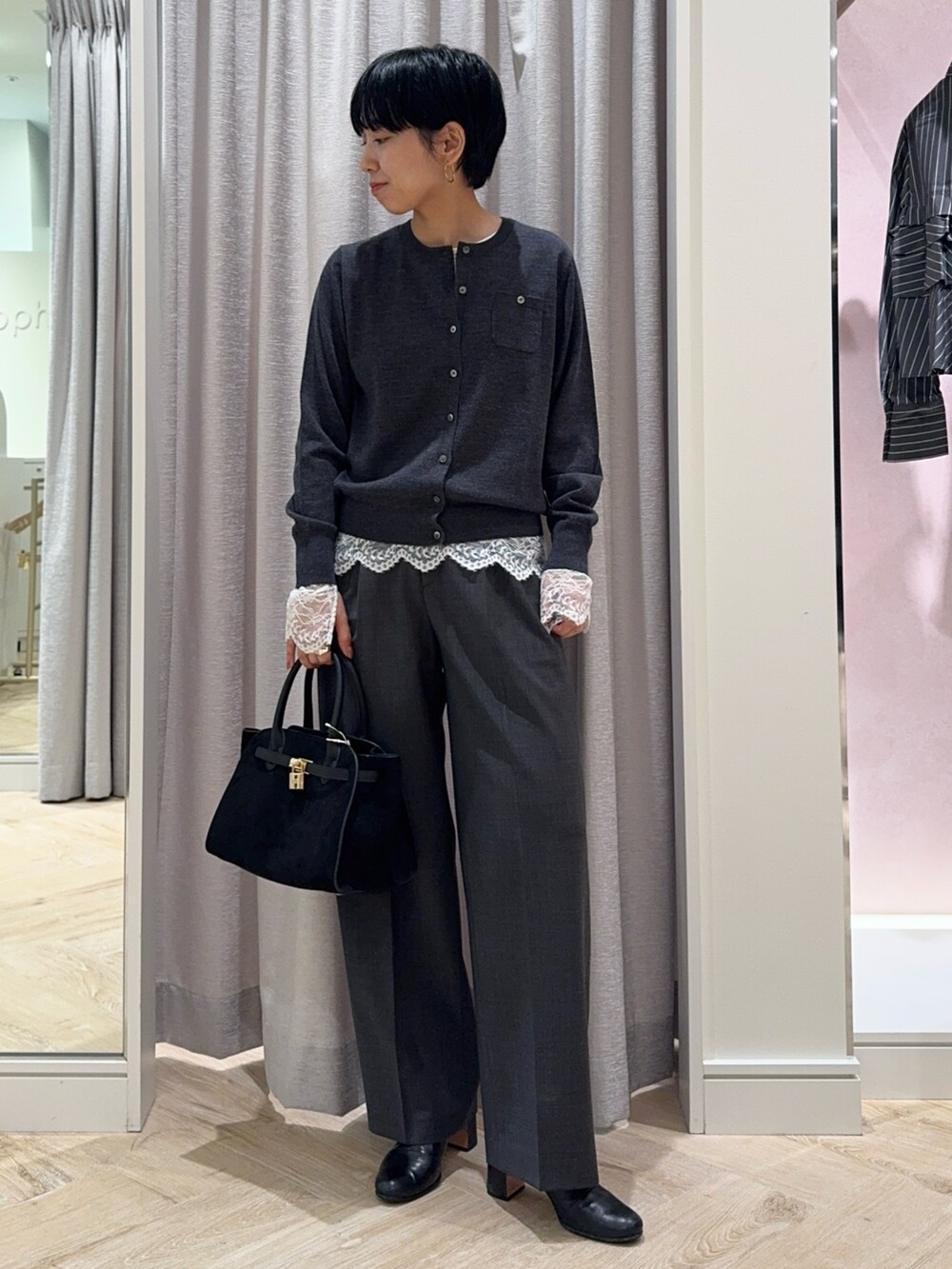 グレー系のカーディガン/ボレロ、ホワイト系のシャツ/ブラウス、グレー系のその他パンツを着用したレディースの秋コーディネートの6枚目の写真