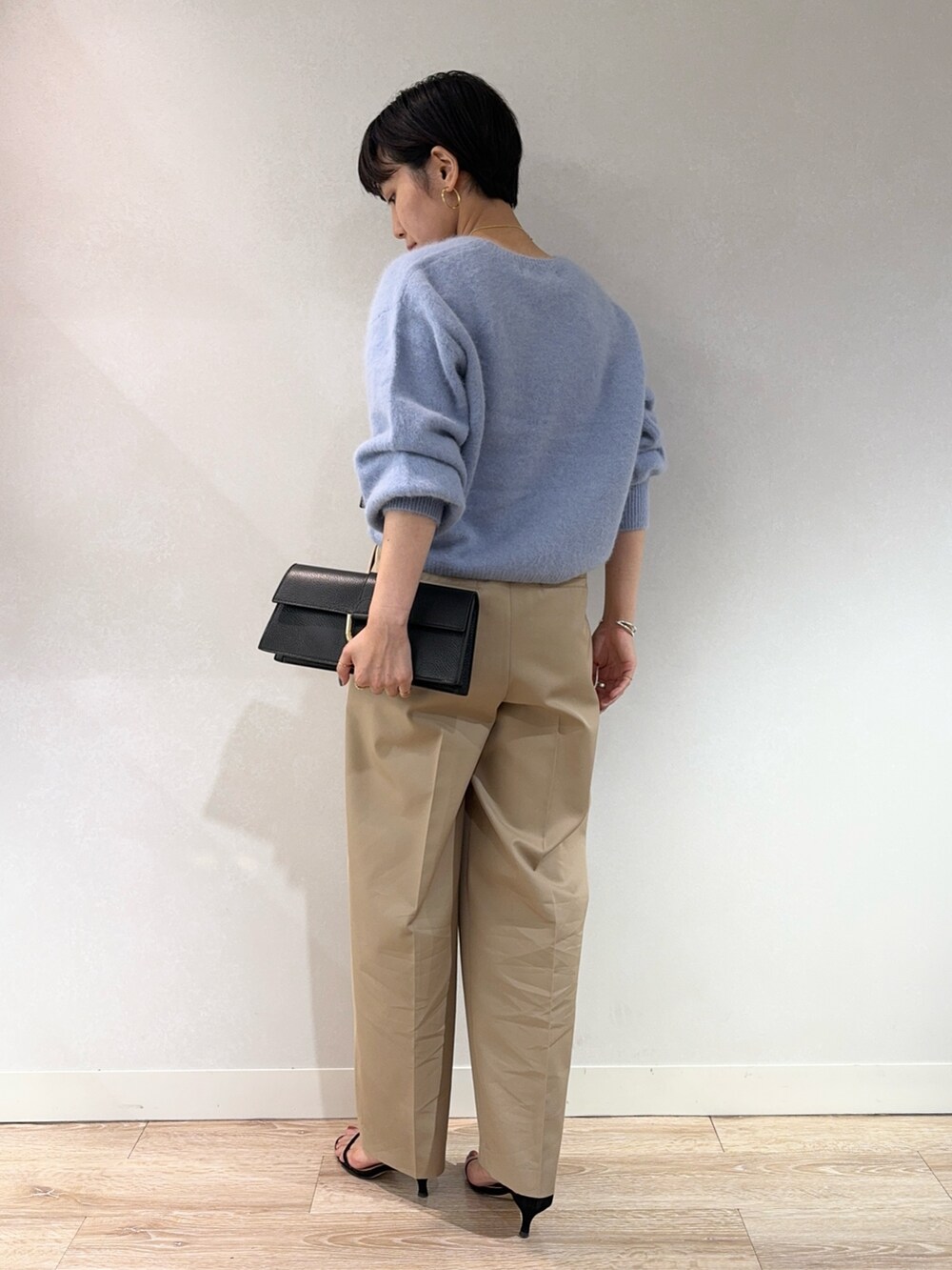 「ブルー、サックスブルー、チノパン、パンツスタイル、パンツコーデ、ニット、ニットコーデ、ショート丈トップス、ショート丈、きれいめカジュアル、大人カジュアル、低身長、低身長コーデ、154cm、ショートヘア」|「NOLLEY’S Sophiのヘアリーショート丈クルーネックプルオーバーニット(ニット/セーター、ブルー系)」を使った、nol takemoriさん(レディース・154cm)の秋コーディネートの3枚目の写真