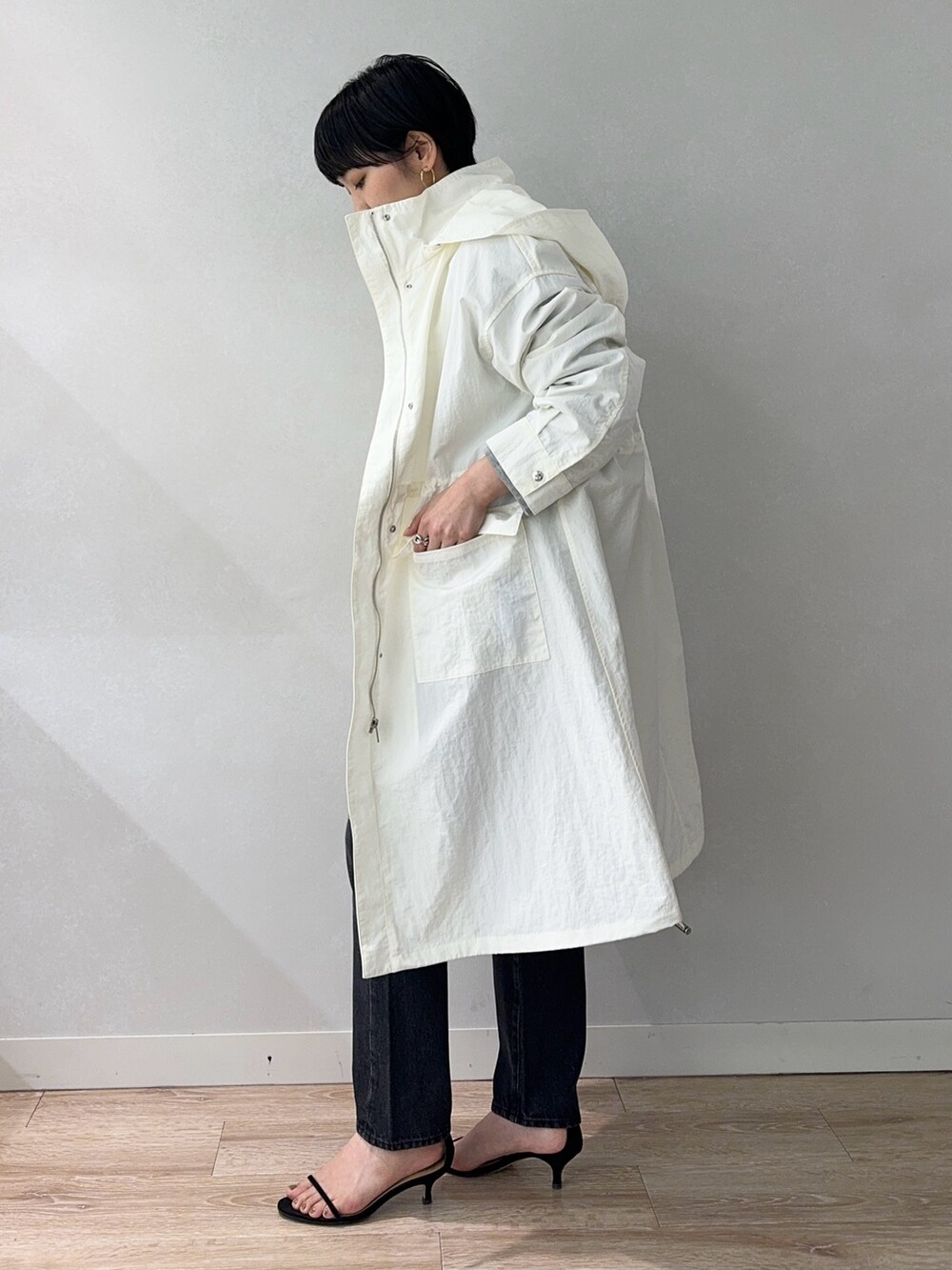 ホワイト系のシャツ/ブラウス、グレー系のカーディガン/ボレロ、ホワイト系のダッフルコートを着用したレディースの冬コーディネートの2枚目の写真