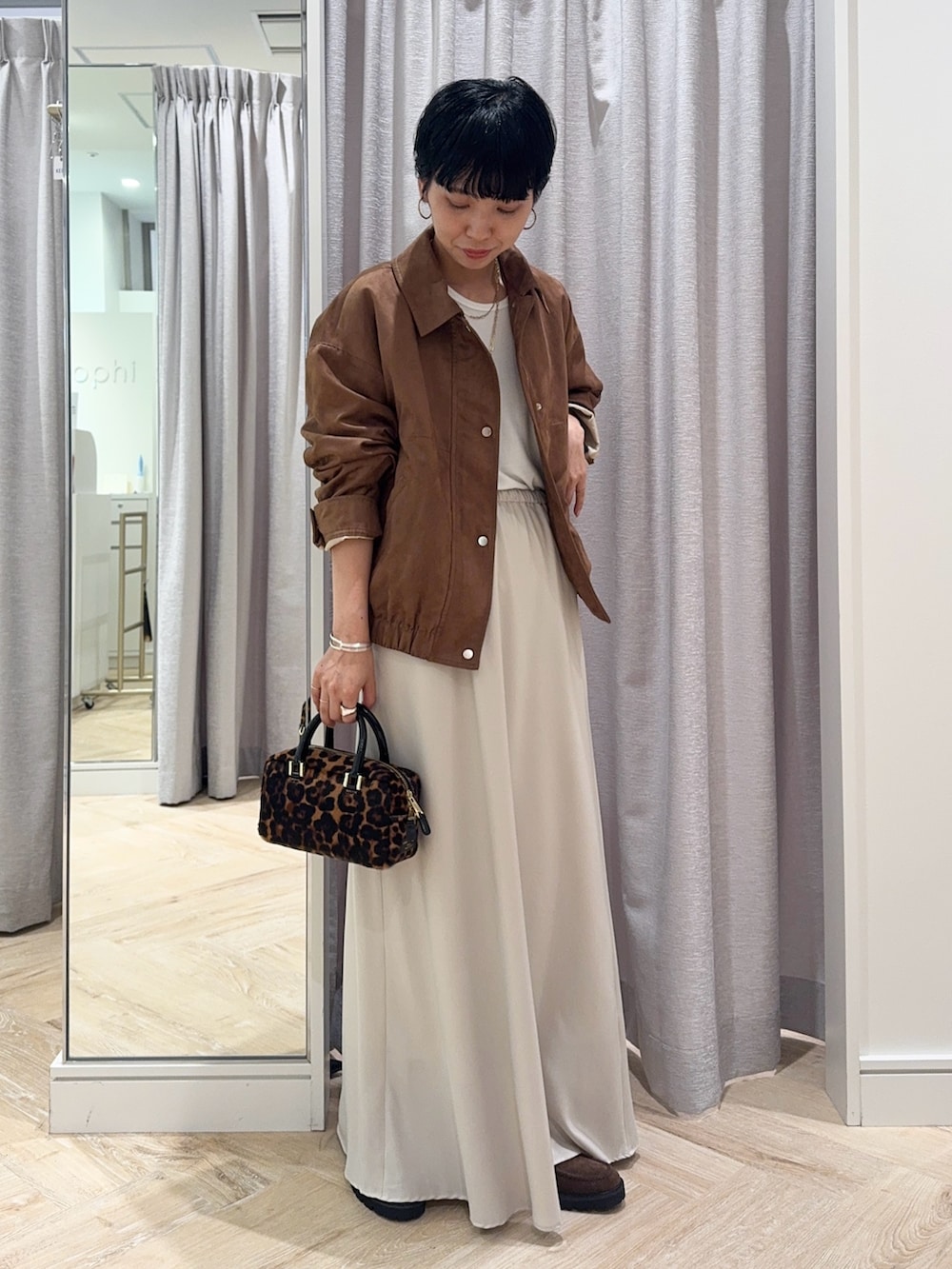 ホワイト系のTシャツ/カットソー、イエロー系のブルゾン、その他のボストンバッグを着用したレディースの秋コーディネートの2枚目の写真