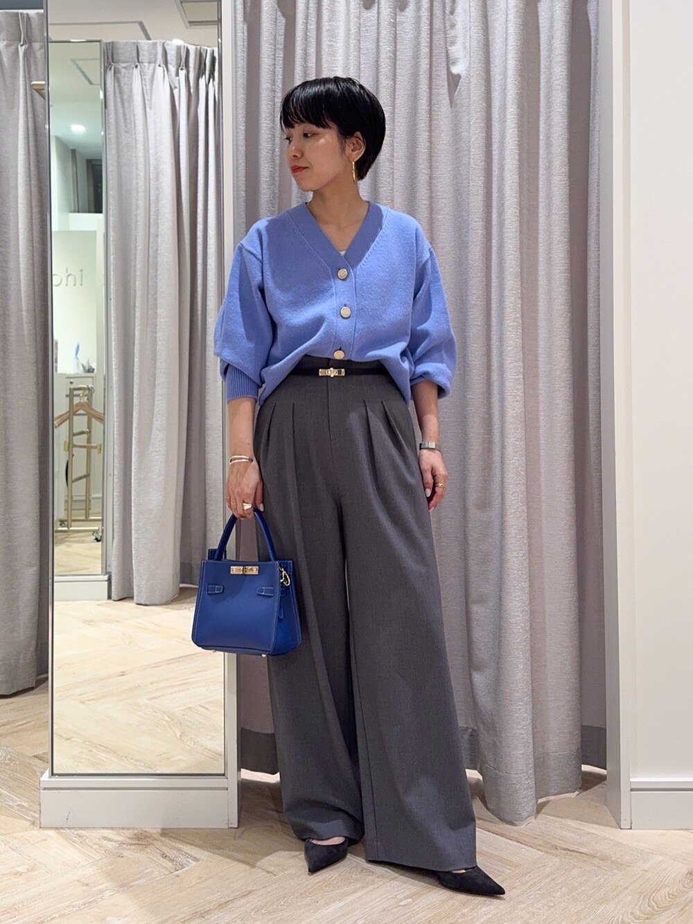 ブルー系のカーディガン/ボレロ、グレー系のその他パンツ、ブルー系のショルダーバッグを着用したレディースの冬コーディネートの4枚目の写真