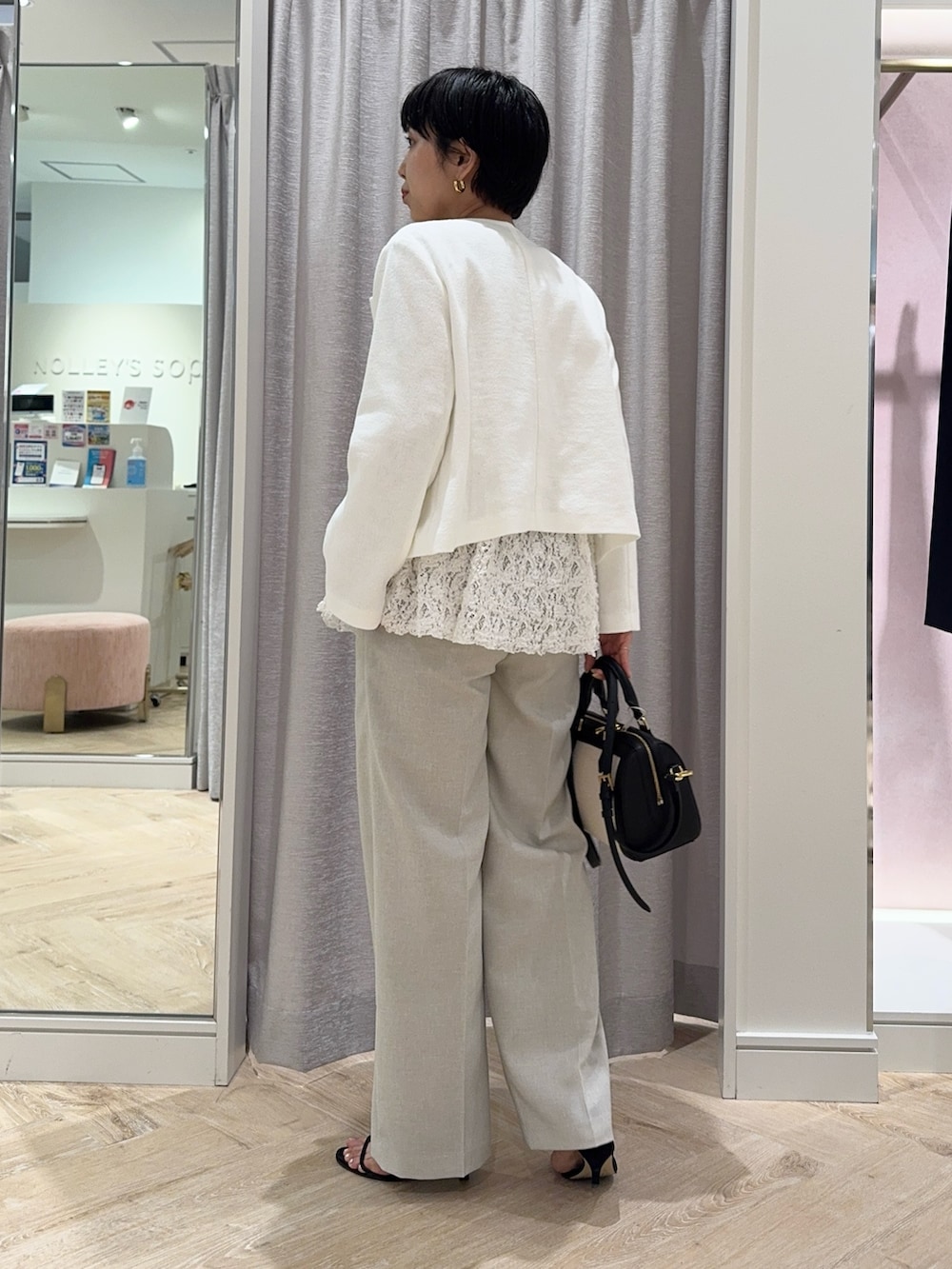 ホワイト系のシャツ/ブラウス、ホワイト系のノーカラージャケット、ベージュ系のその他パンツを着用したレディースの春コーディネートの2枚目の写真