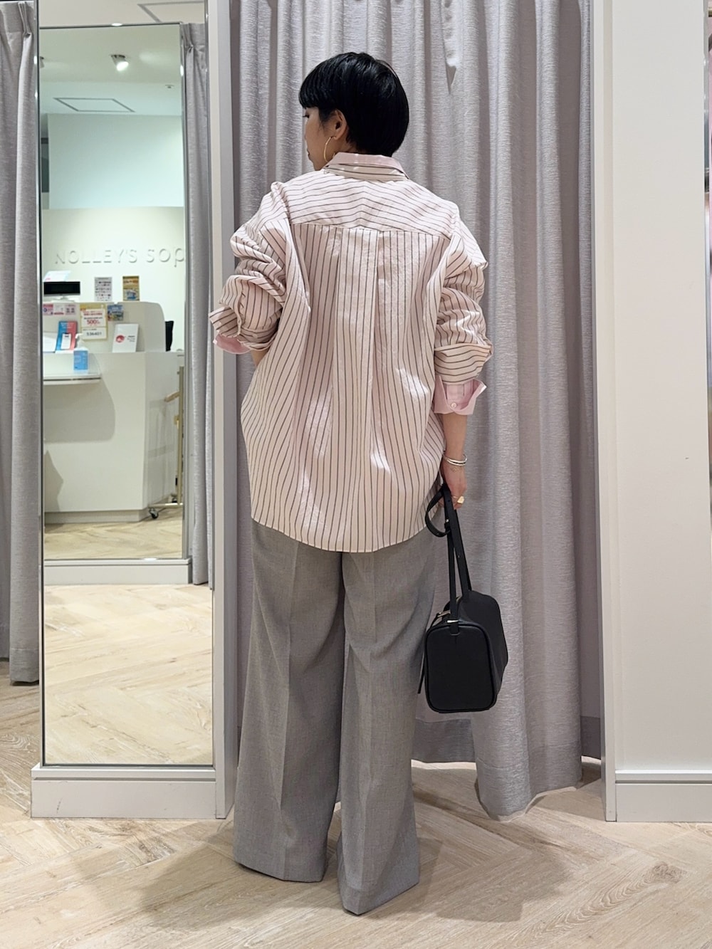 ピンク系のシャツ/ブラウス、ピンク系のシャツ/ブラウス、ベージュ系のその他パンツを着用したレディースの冬コーディネートの3枚目の写真