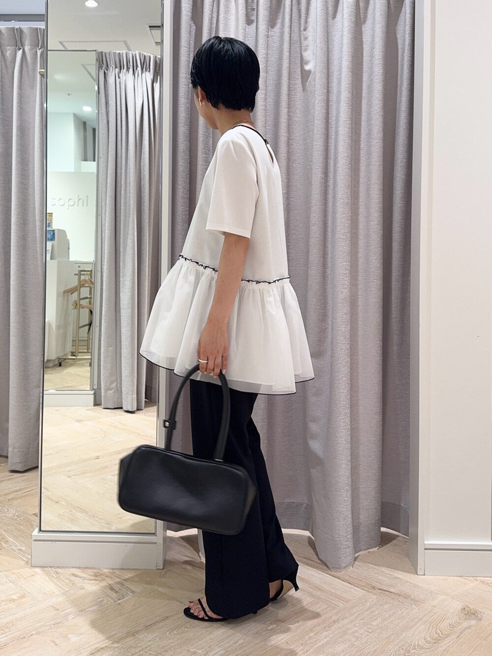 ホワイト系のTシャツ/カットソー、ブラック系のボストンバッグ、ブラック系のその他パンツを着用したレディースの夏コーディネートの2枚目の写真