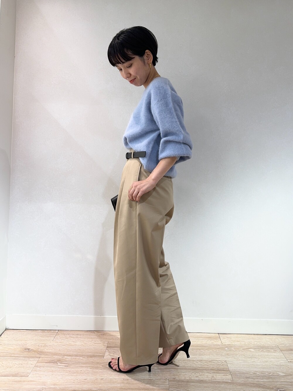 「ブルー、サックスブルー、チノパン、パンツスタイル、パンツコーデ、ニット、ニットコーデ、ショート丈トップス、ショート丈、きれいめカジュアル、大人カジュアル、低身長、低身長コーデ、154cm、ショートヘア」|「NOLLEY’S Sophiのヘアリーショート丈クルーネックプルオーバーニット(ニット/セーター、ブルー系)」を使った、nol takemoriさん(レディース・154cm)の秋コーディネートの4枚目の写真