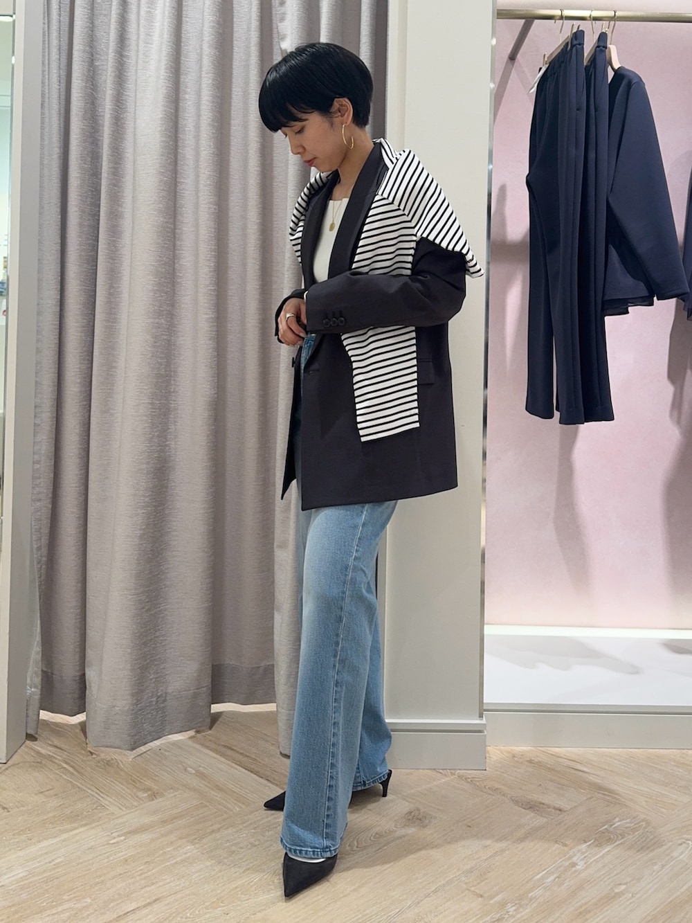 ホワイト系のTシャツ/カットソー、ホワイト系のニット/セーター、ブルー系のデニムパンツを着用したレディースの冬コーディネートの2枚目の写真