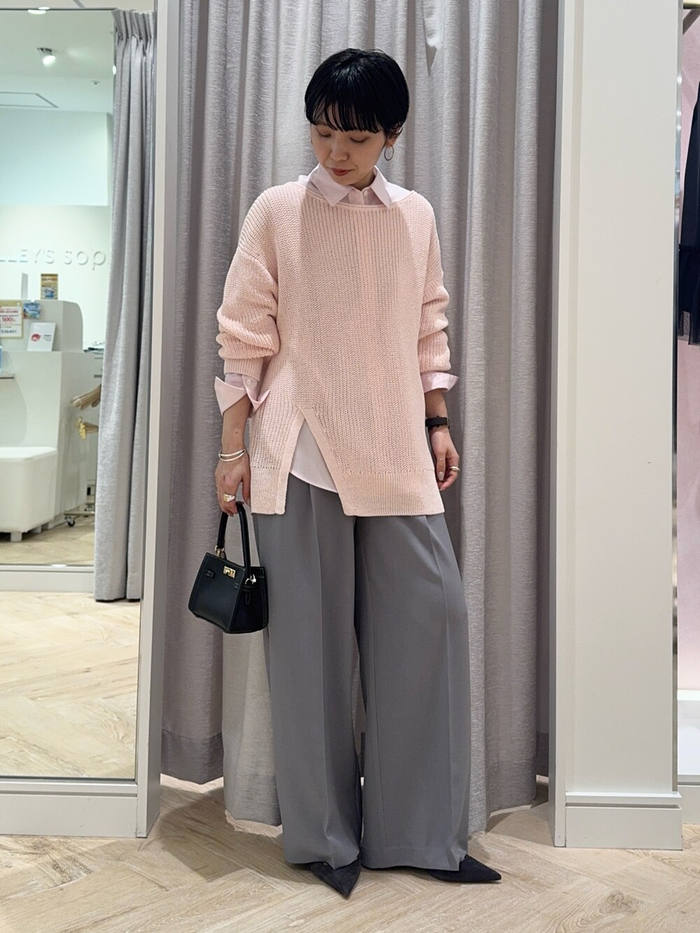 ピンク系のニット/セーター、ピンク系のシャツ/ブラウス、グレー系のその他パンツを着用したレディースの冬コーディネートの2枚目の写真