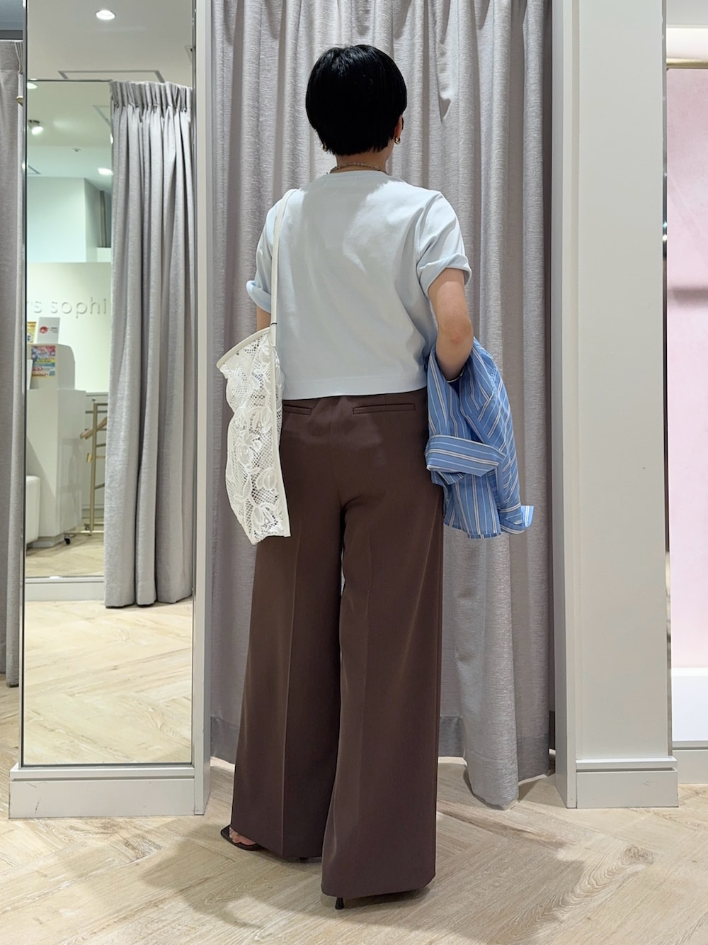 ブラウン系のその他パンツ、ブルー系のTシャツ/カットソー、ホワイト系のショルダーバッグを着用したレディースの春コーディネートの3枚目の写真