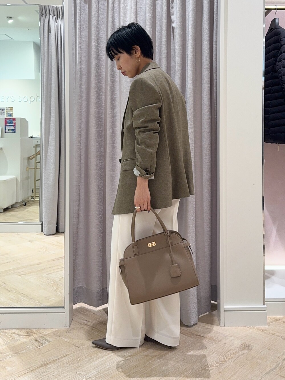 ホワイト系のその他パンツ、ベージュ系のショルダーバッグ、イエロー系のニット/セーターを着用したレディースの秋コーディネートの2枚目の写真