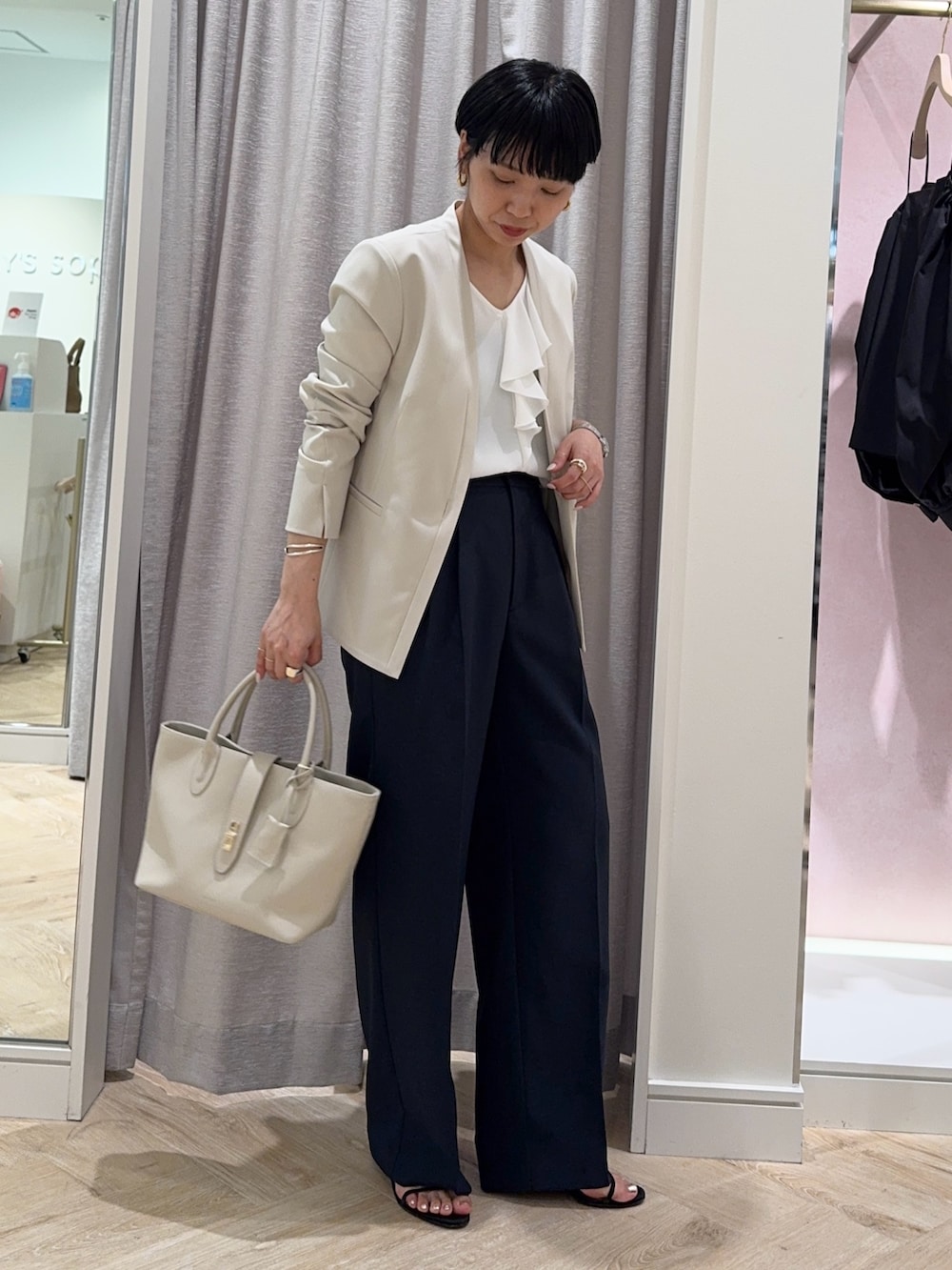 ホワイト系のシャツ/ブラウス、ベージュ系のノーカラージャケット、ブルー系のその他パンツを着用したレディースの春コーディネートの2枚目の写真