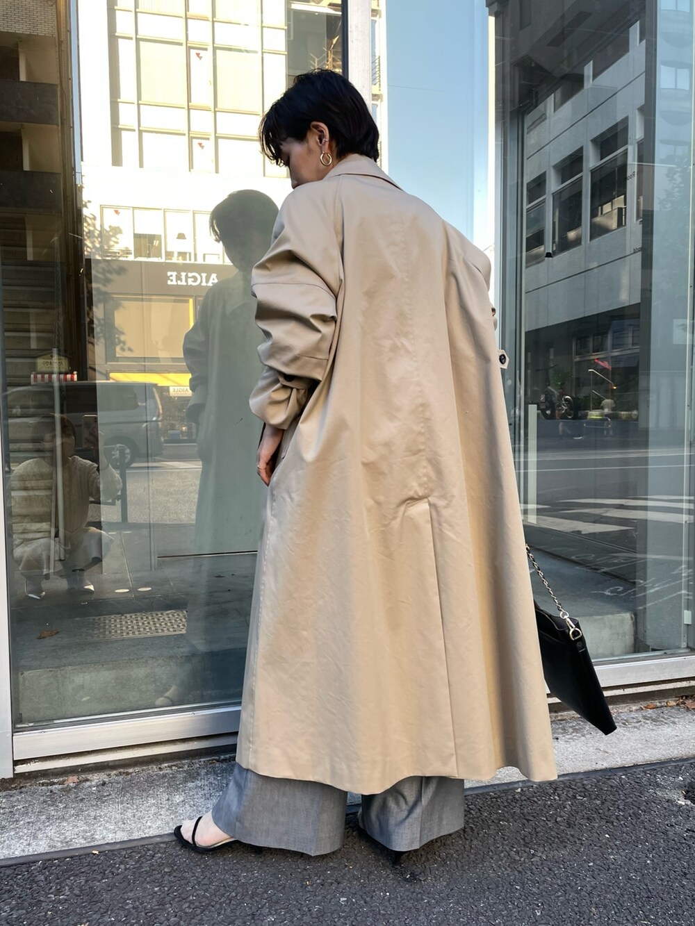 「アウター、アウターコーデ、コート、ステンカラーコート、ベージュ、ロゴニット、パンツスタイル、パンツコーデ、大人カジュアル、きれいめカジュアル、低身長、低身長コーデ、154cm」｜「NOLLEY’Sの◇【WEB限定】ロゴインターシャ2WAYクルーネックカーディガン（カーディガン/ボレロ、ブルー系）」を使った、nol takemoriさん（レディース・154cm）の秋コーディネートの4枚目の写真