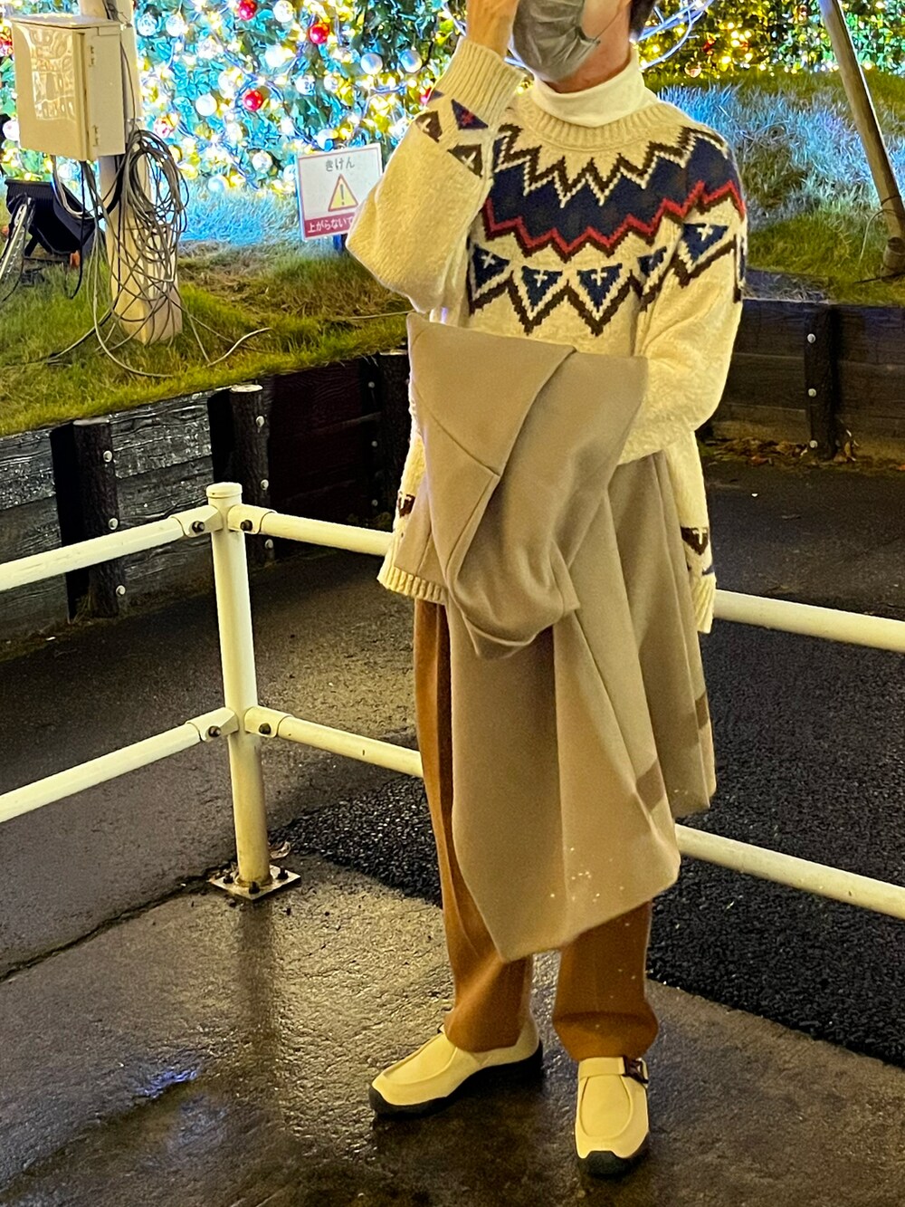 ベージュ系のモカシン/デッキシューズ、イエロー系のスラックス、ブラウン系のチェスターコートを着用したメンズの秋コーディネートの2枚目の写真