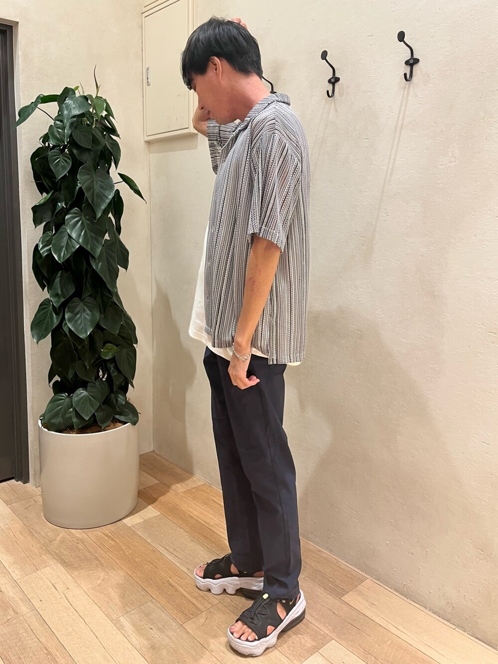 グレー系のシャツ/ブラウス、ホワイト系のタンクトップ、ブルー系のパンツを着用したメンズの夏コーディネートの3枚目の写真