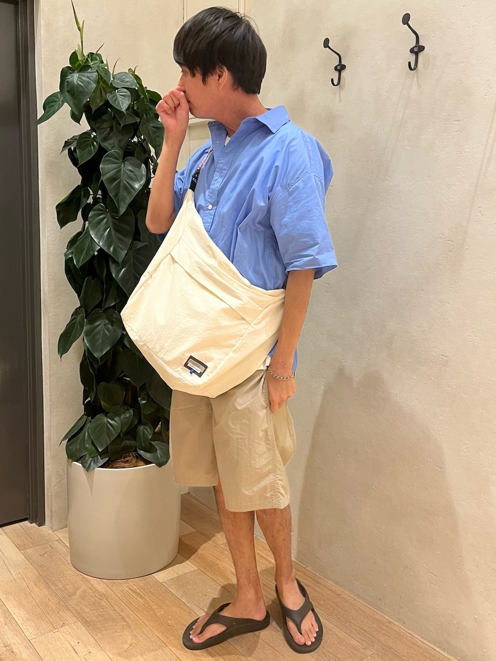 ホワイト系のショルダーバッグ、ブルー系のシャツ/ブラウス、ホワイト系のTシャツ/カットソーを着用したメンズの夏コーディネートの3枚目の写真